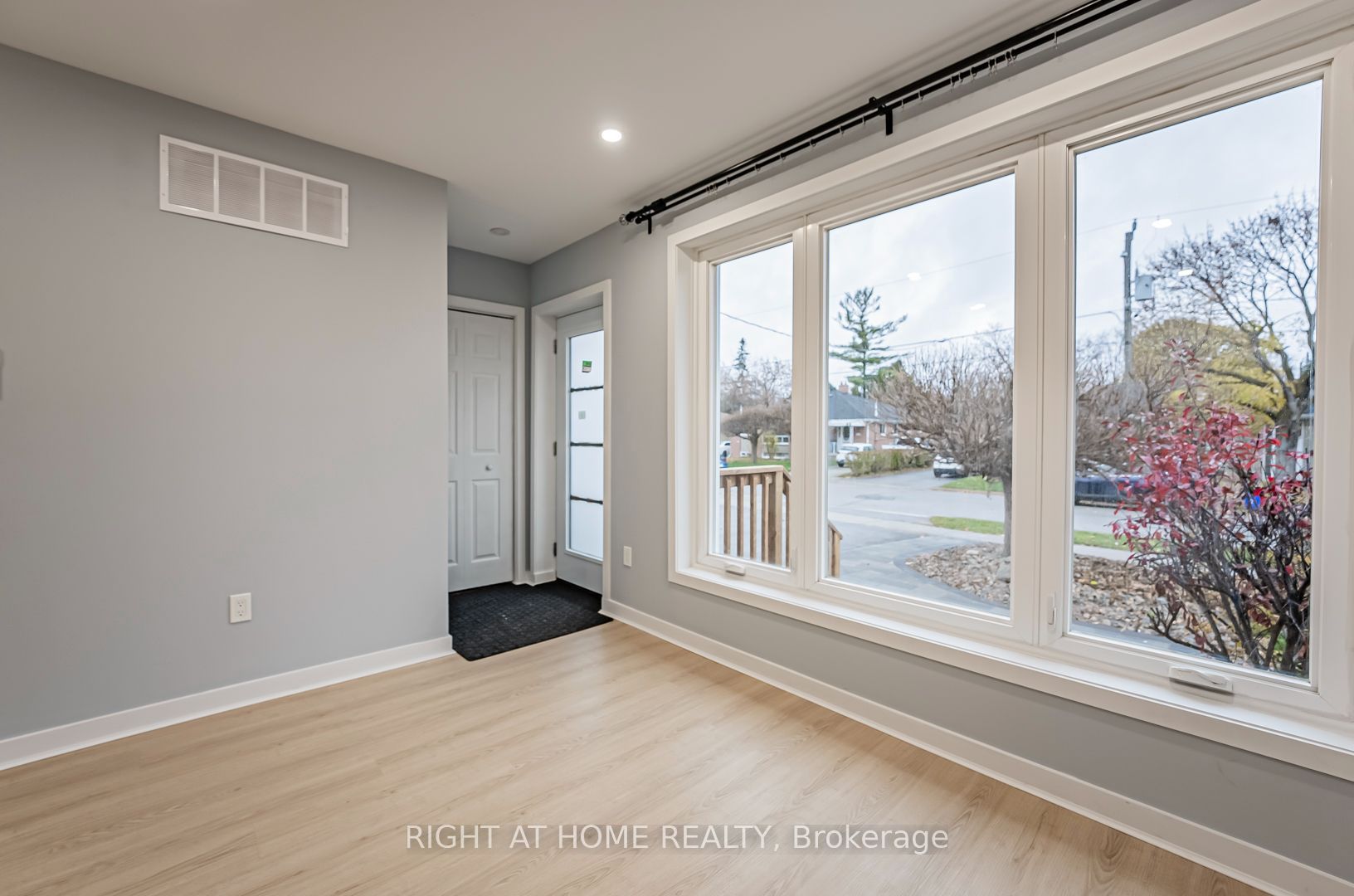 250 Beechy Drive MAIN, Richmond Hill, ON L4C 2X7 photo 3