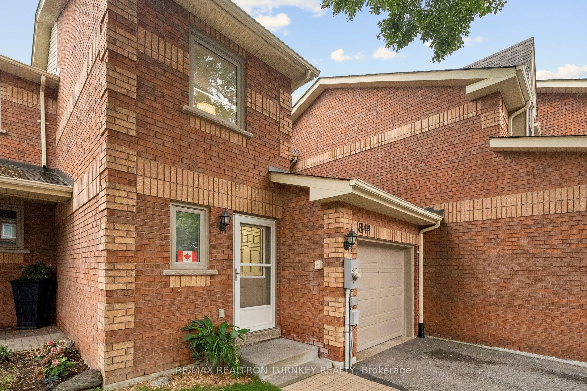 844 Playter Crescent, Newmarket, ON L3X 1W8 photo 2