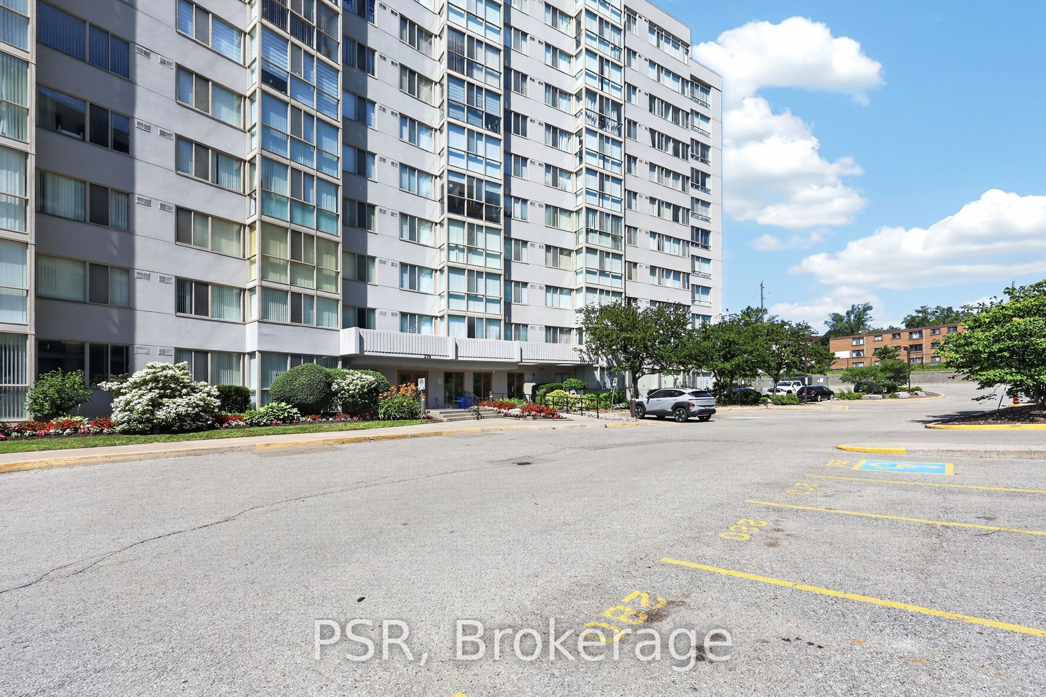 270 Davis Drive 806, Newmarket, ON L3Y 8K2 photo 2
