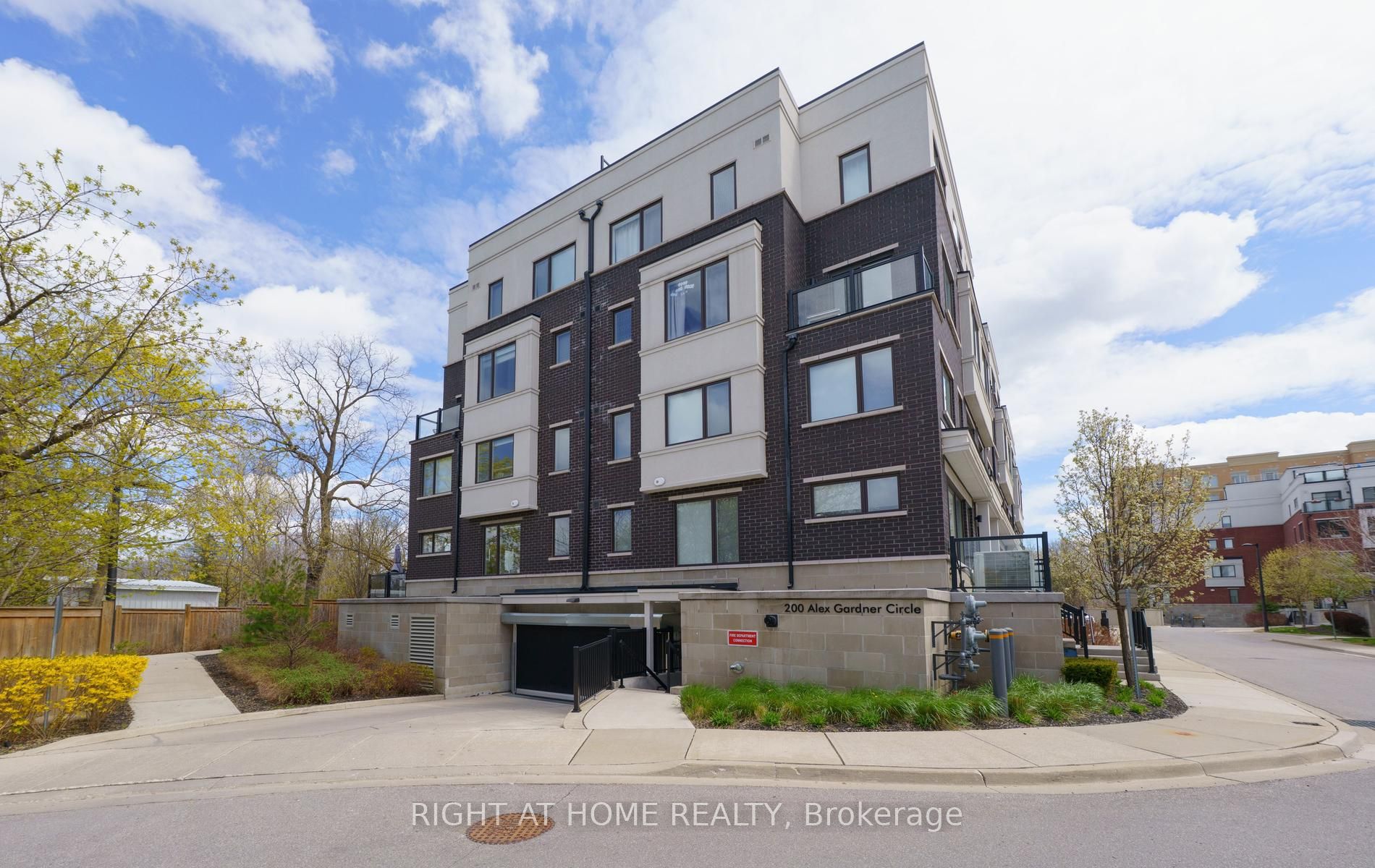 200 Alex Gardner Circle 34, Aurora, ON L4G 3G5 photo 2