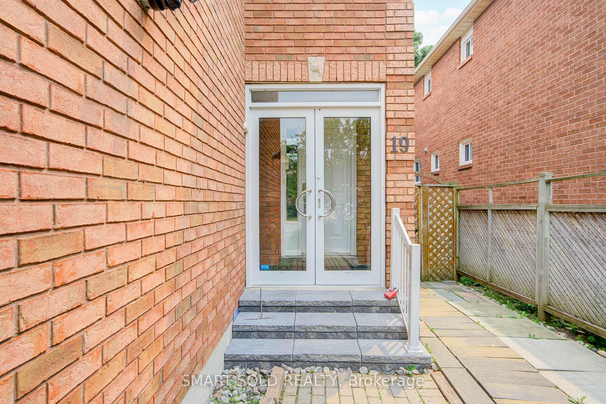 19 Justus Drive, Richmond Hill, ON L4C 9Z4 photo 2