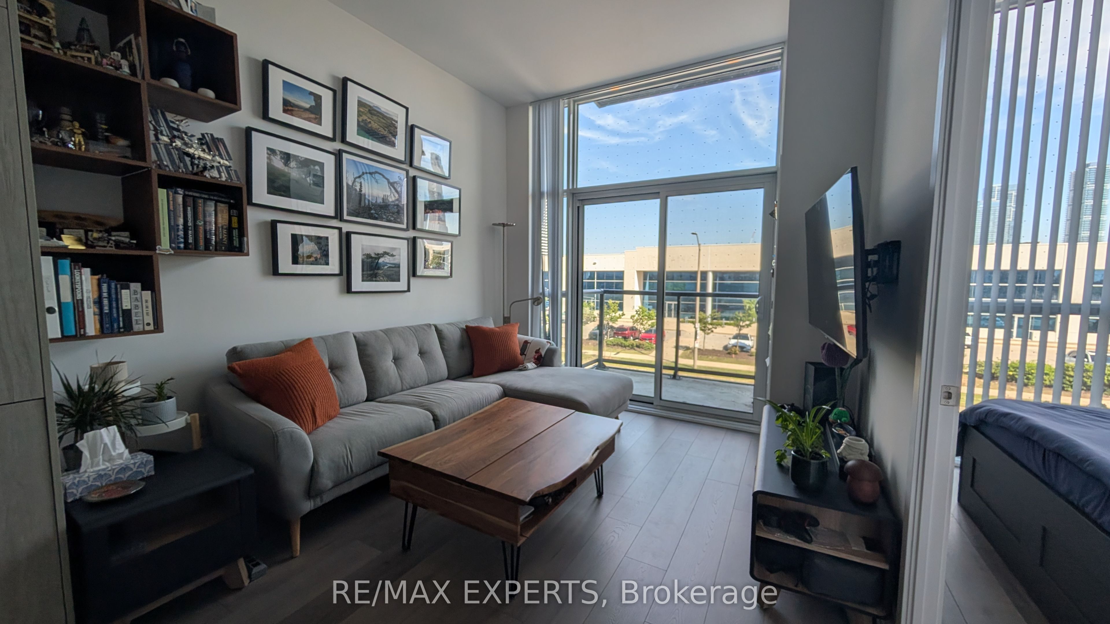 38 Honeycrisp Crescent 216, Vaughan, ON L4K 0M8 photo 2