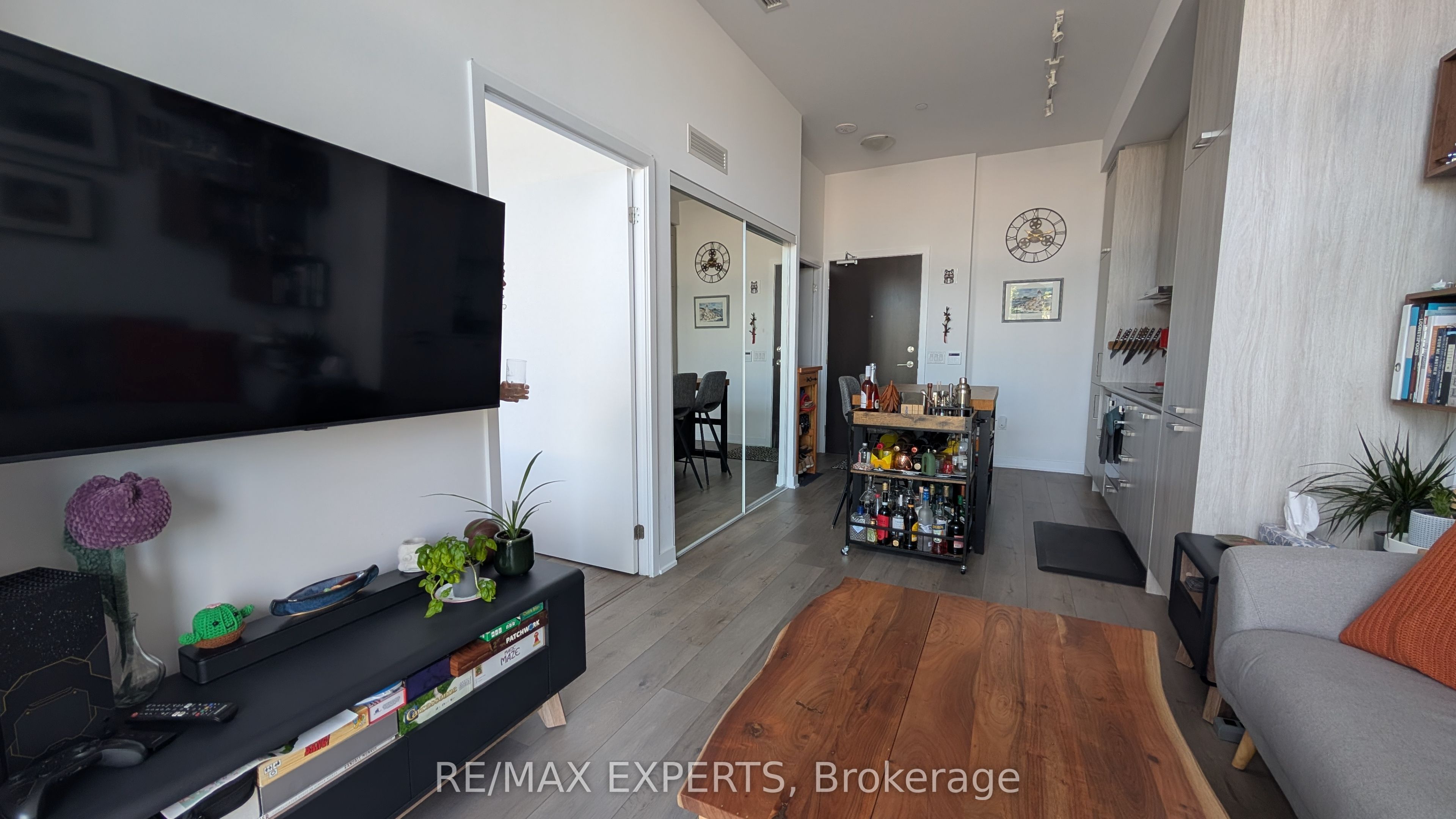 38 Honeycrisp Crescent 216, Vaughan, ON L4K 0M8 photo 4