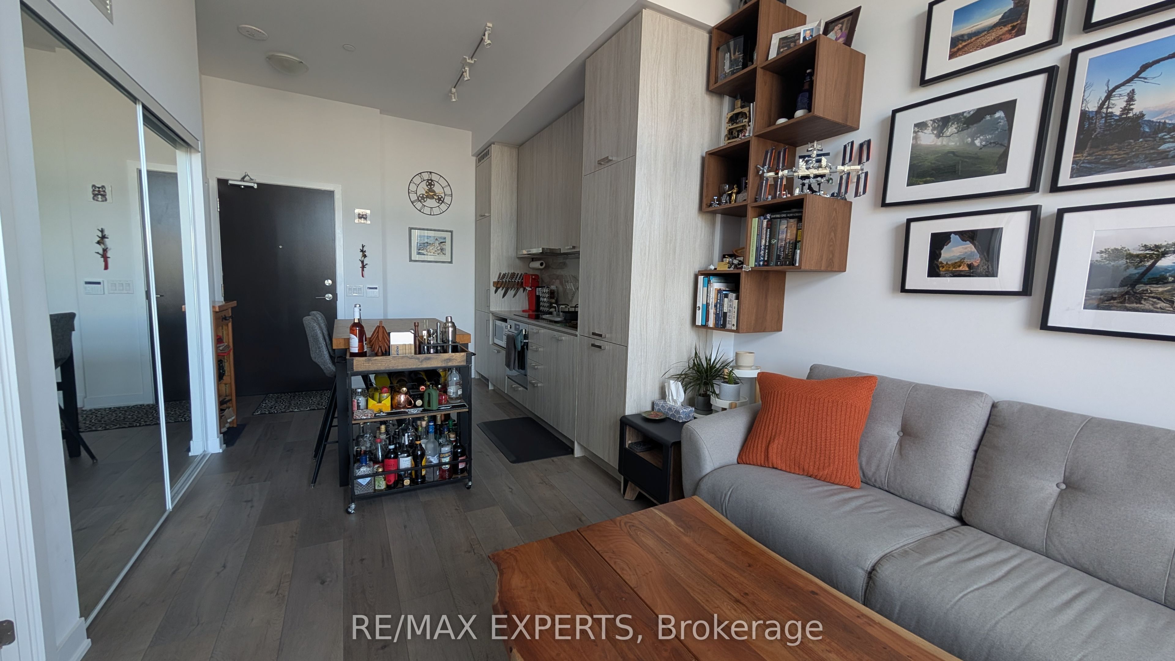38 Honeycrisp Crescent 216, Vaughan, ON L4K 0M8 photo 5
