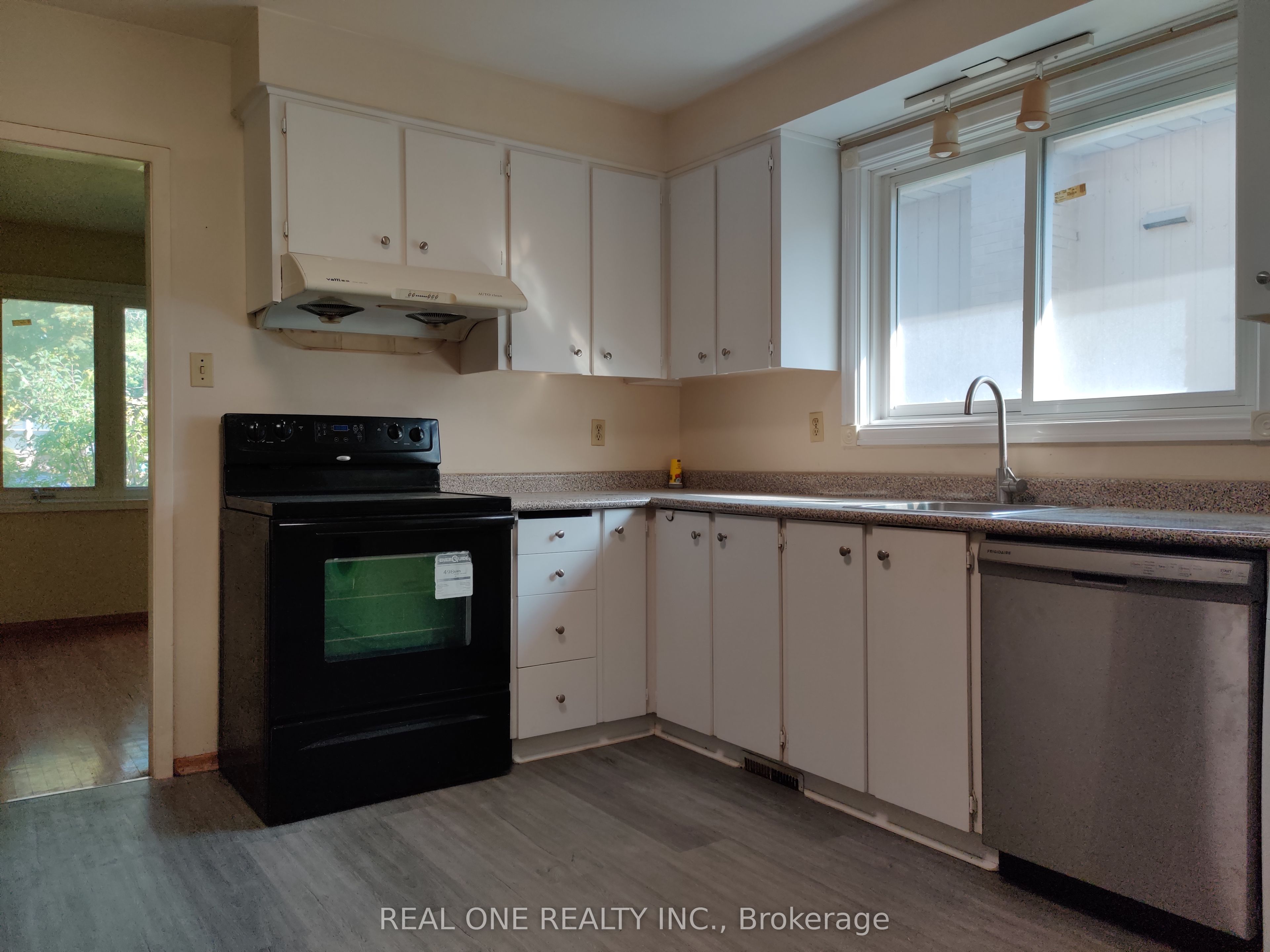 93 Southdale Drive Upper, Markham, ON L3P 1K1 photo 3