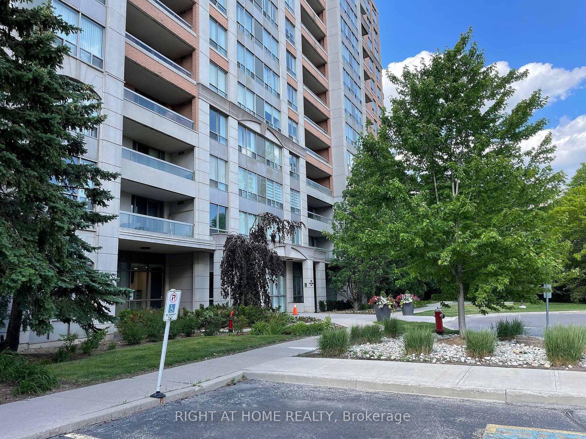 29 Northern Heights Drive 401, Richmond Hill, ON L4B 4L8 photo 2