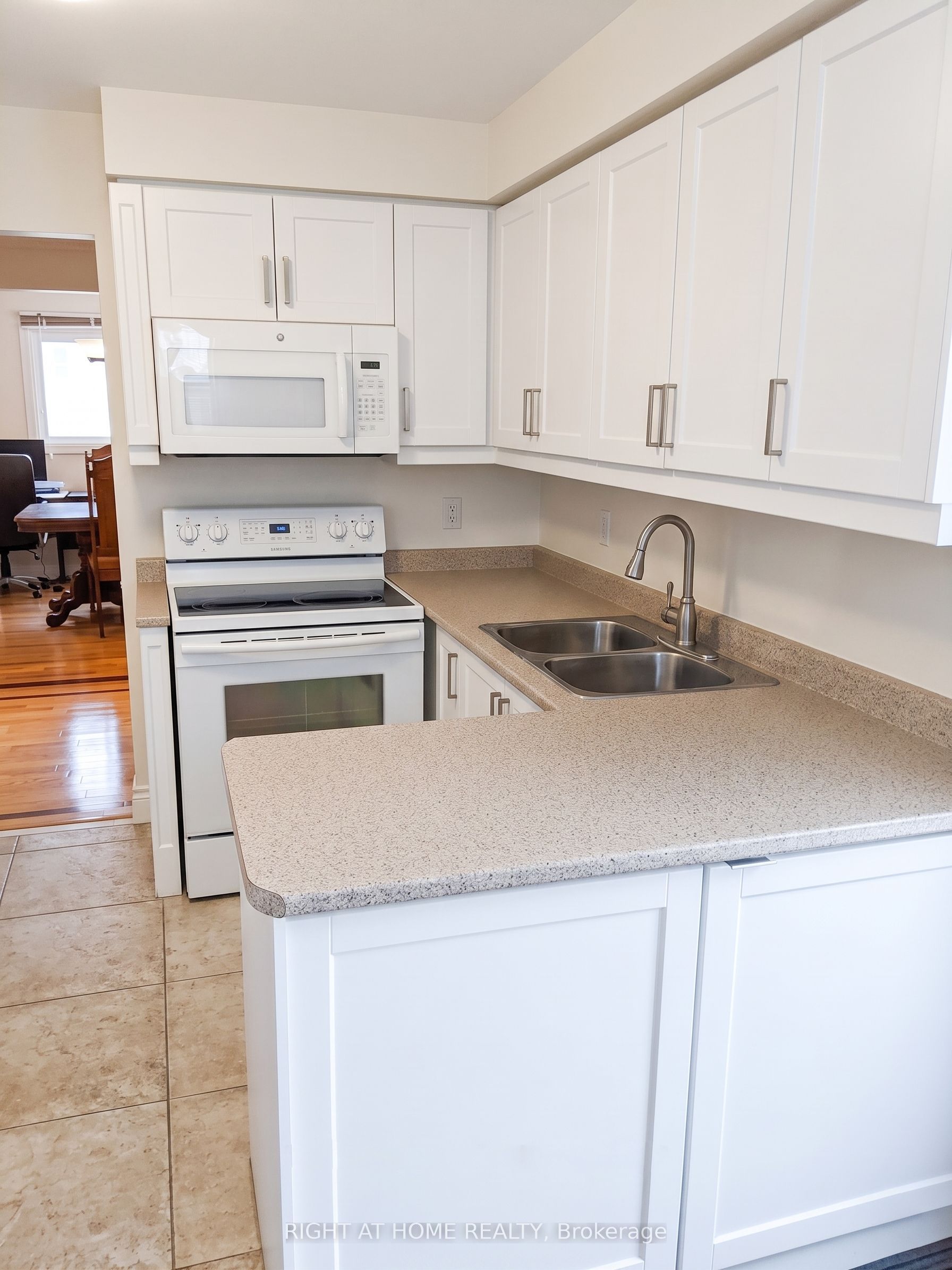 505 London Road, Newmarket, ON L3Y 6E4 photo 3