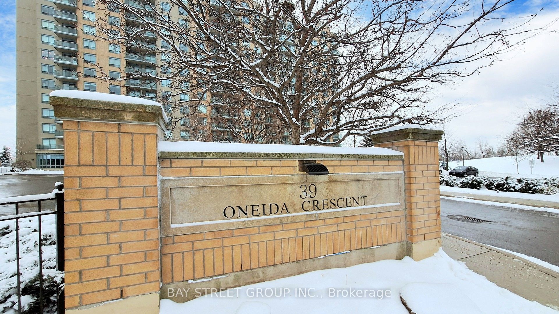39 Oneida Crescent LPH19, Richmond Hill, ON L4B 4T9 photo 2
