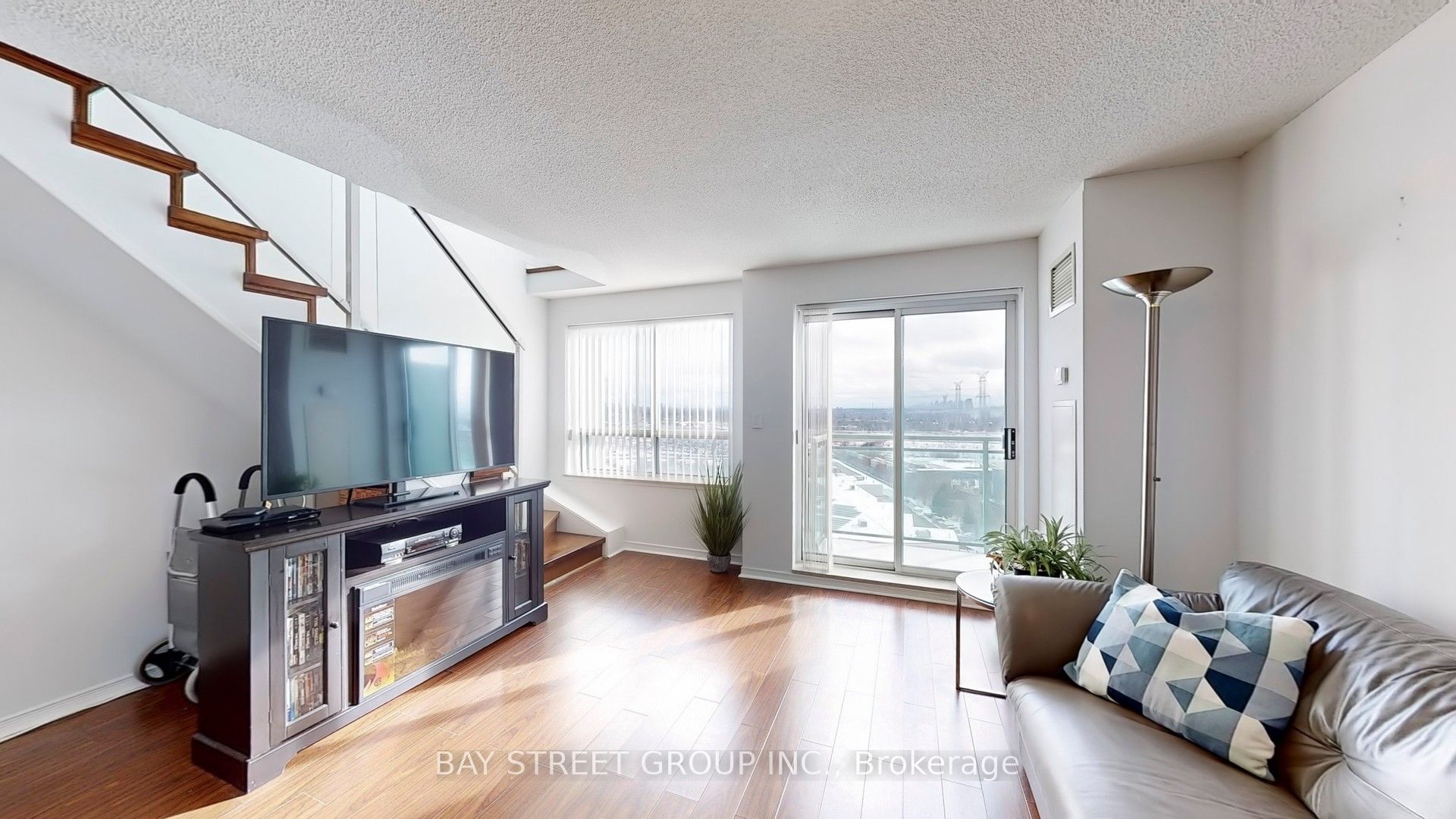 39 Oneida Crescent LPH19, Richmond Hill, ON L4B 4T9 photo 3