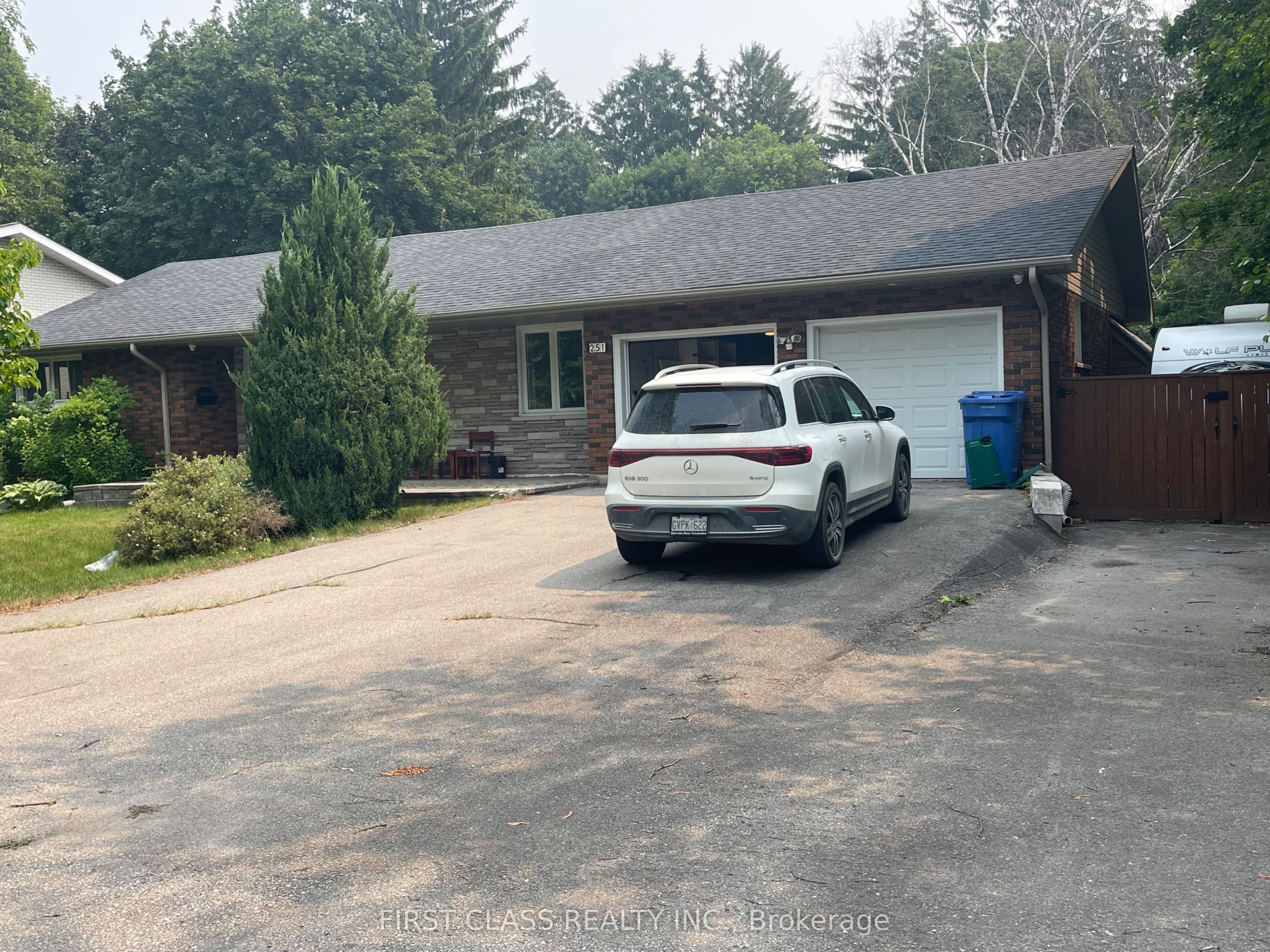 251 Scott Avenue, Newmarket, ON L3Y 4R4 photo 3