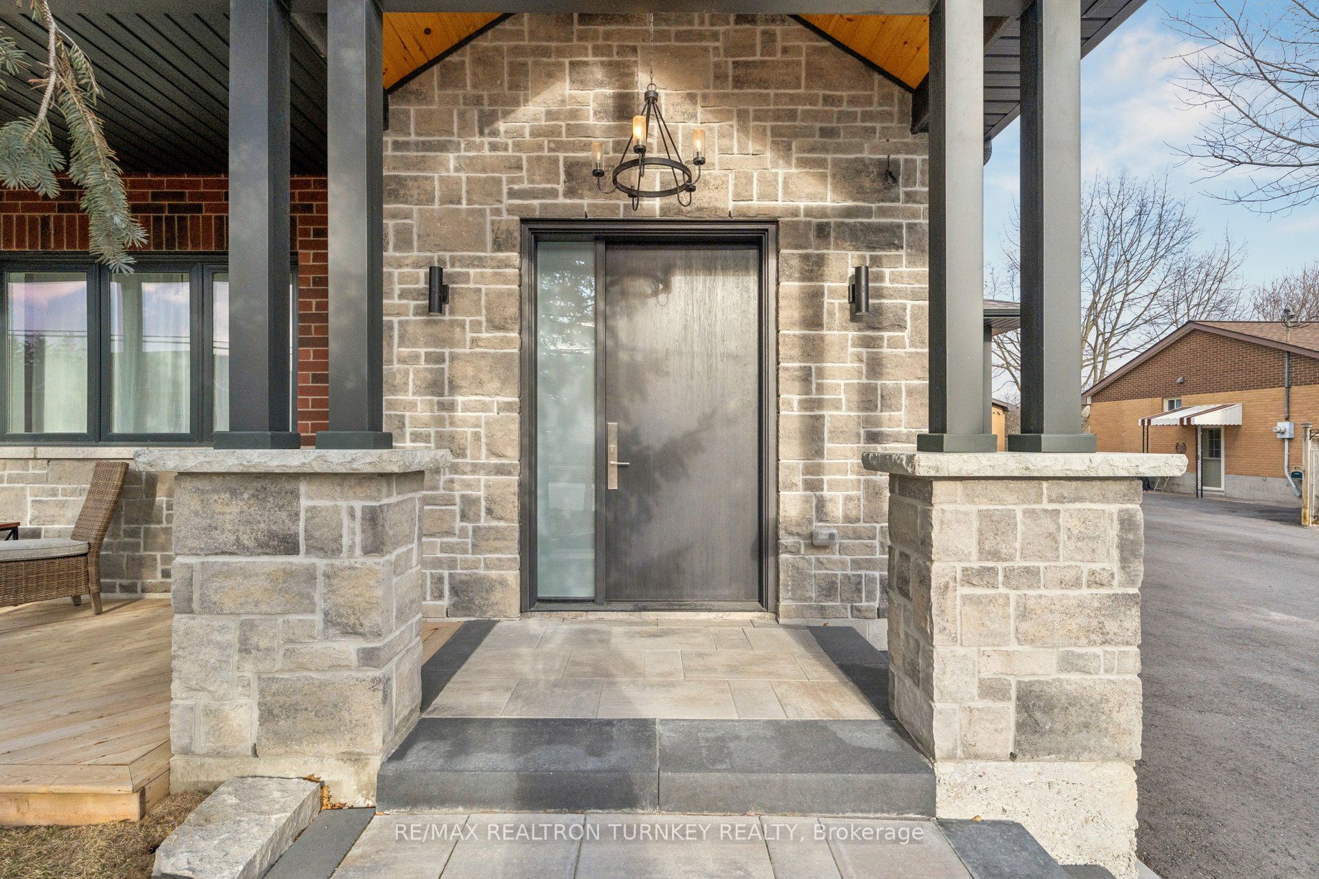 271 Main Street N, Uxbridge, ON L9P 1R9