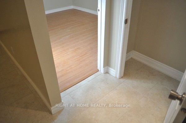 242 Demaine Crescent, Richmond Hill, ON L4C 2W5 photo 2