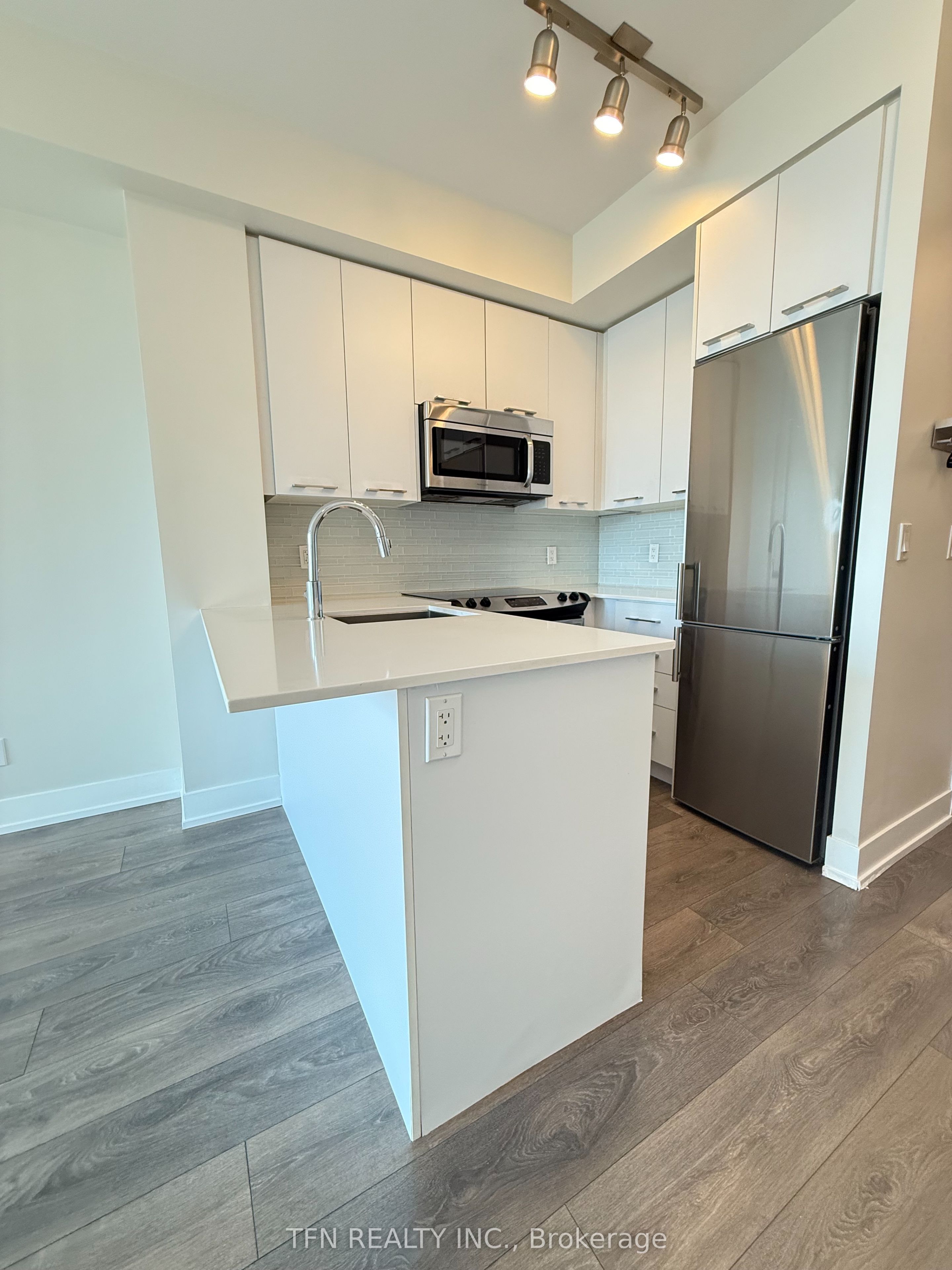 9471 Yonge Street W 612, Richmond Hill, ON L4C 1V4 photo 3