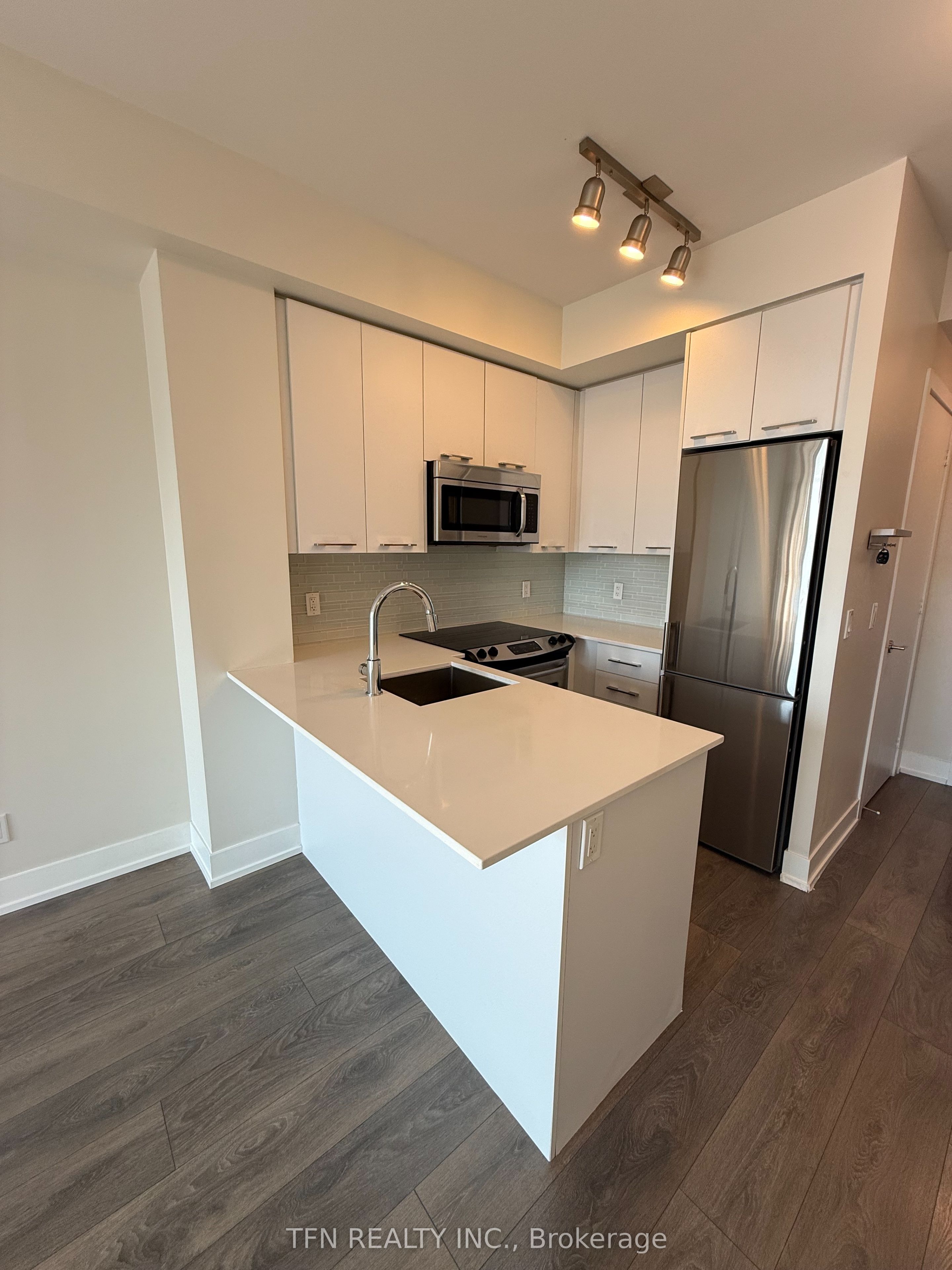 9471 Yonge Street W 612, Richmond Hill, ON L4C 1V4 photo 4
