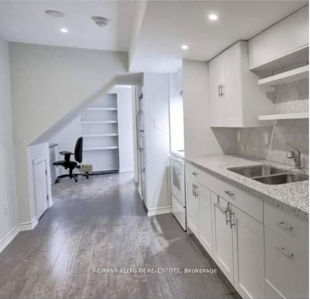 155 Rideau Drive Bsmt, Richmond Hill, ON L4B 4J1 photo 2