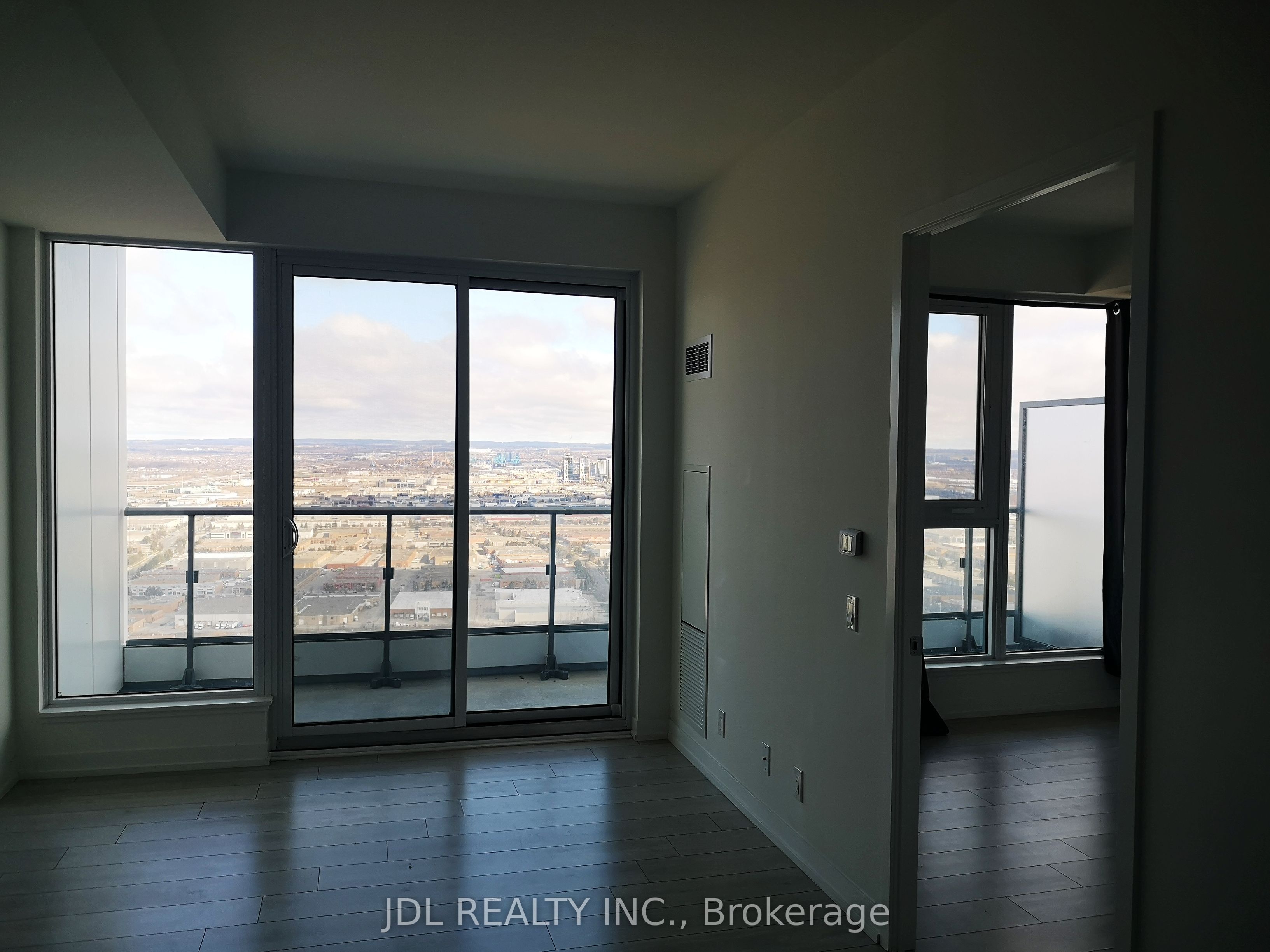 898 Portage Pkwy N/A 5211, Vaughan, ON L4K 0J6 photo 3