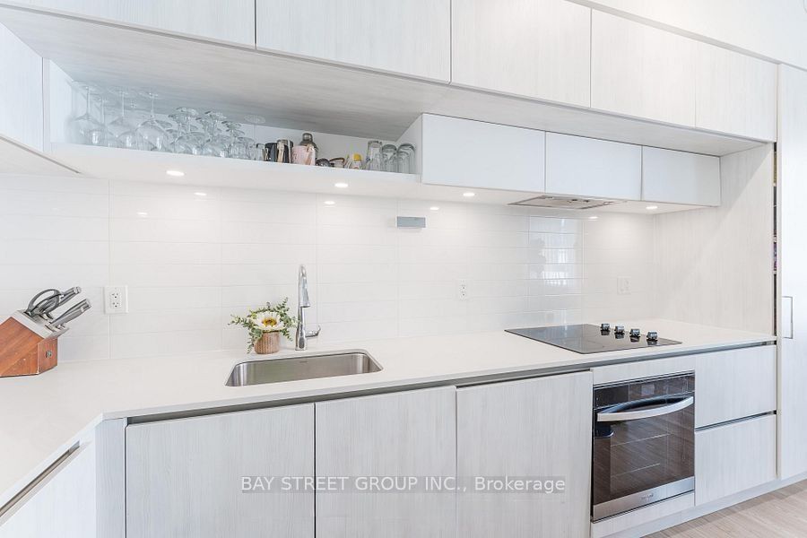 14 David Eyer Road 1007, Richmond Hill, ON L4S 0N4 photo 4