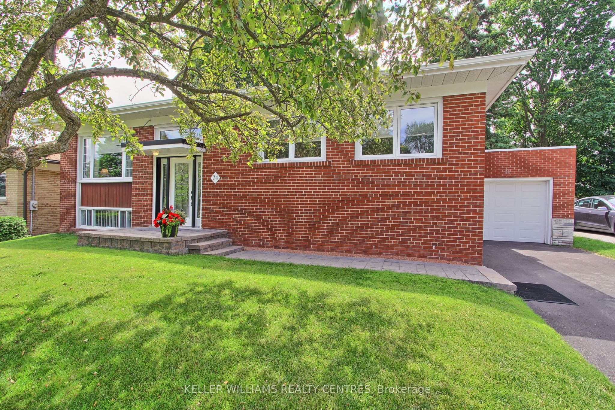 74 Boothbay Crescent, Newmarket, ON L3Y 1Y5