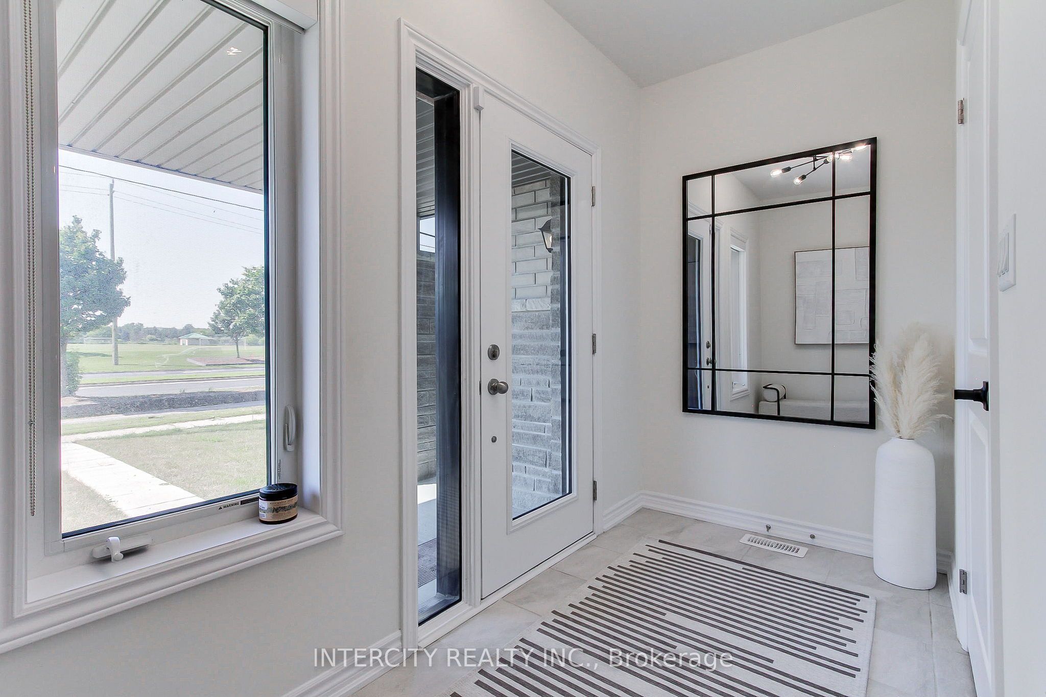 130 Blick Crescent, Aurora, ON L4G 4A9 photo 2