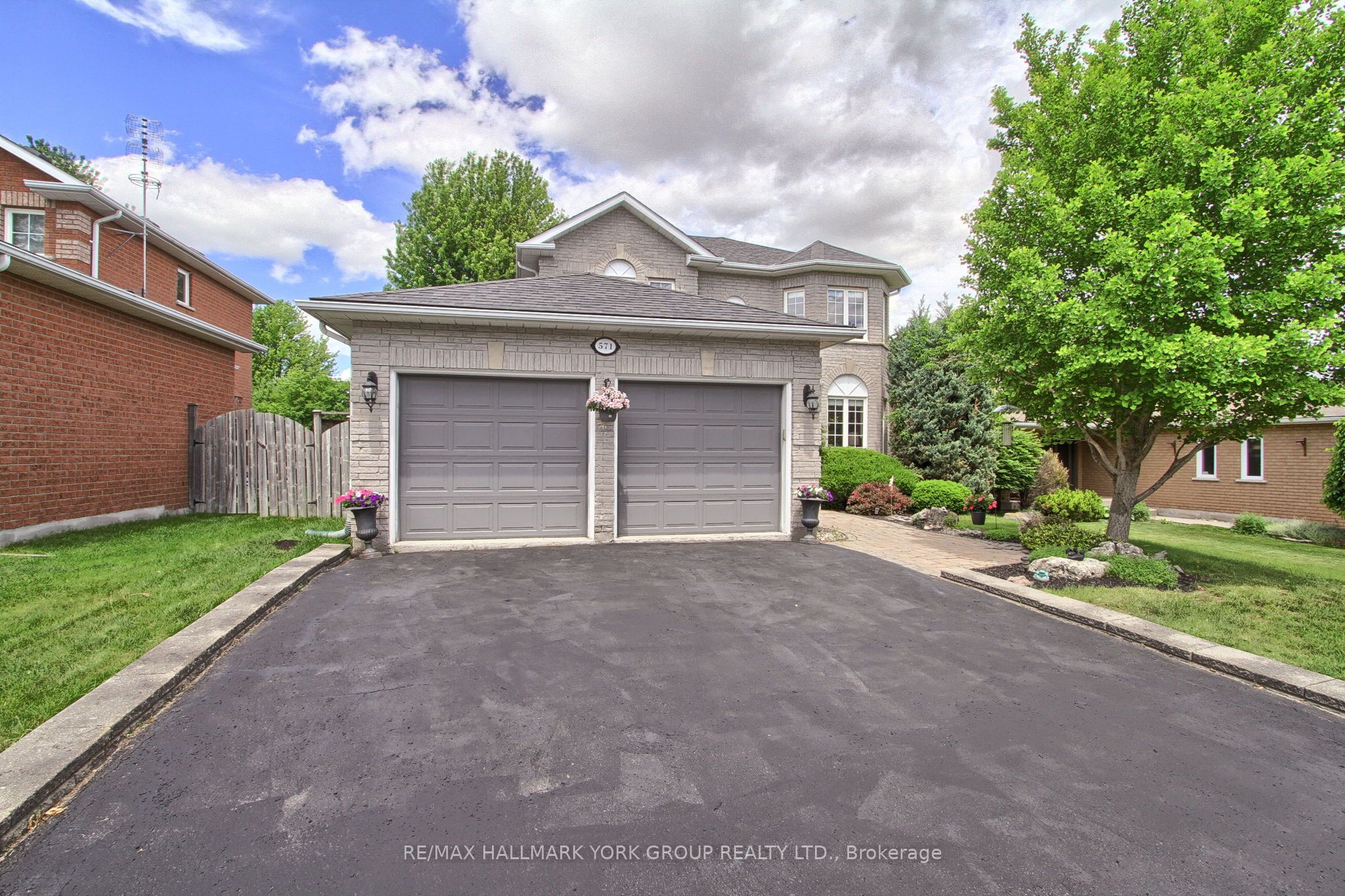 571 Goodyear Crescent, Newmarket, ON L3Y 8L2 photo 2