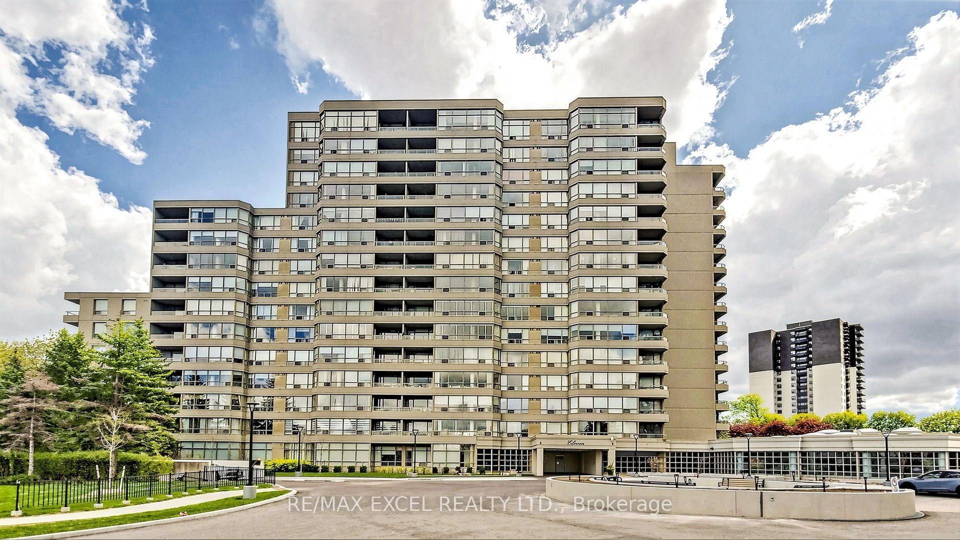 11 Townsgate Drive 718, Vaughan, ON L4J 8G4
