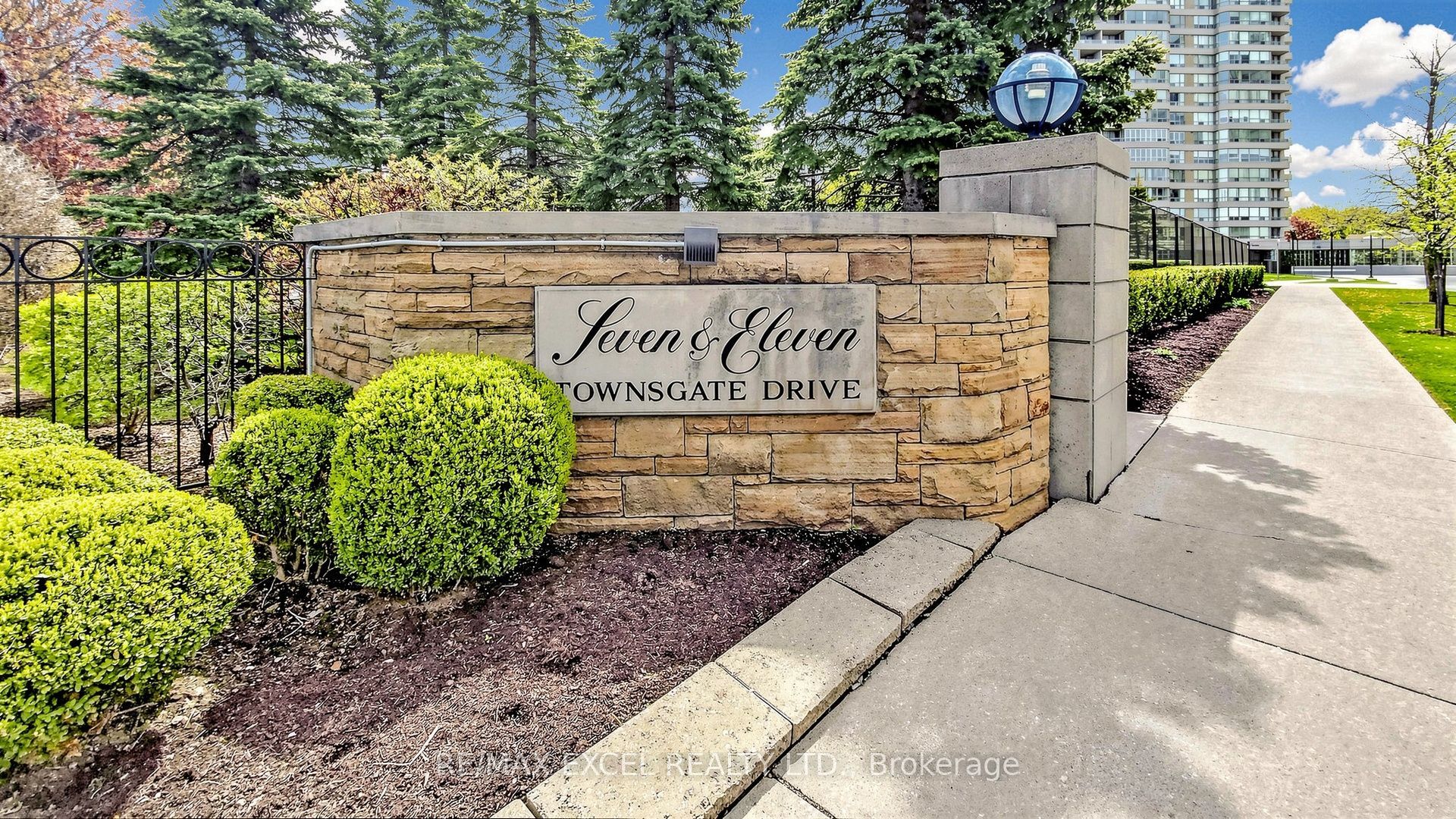 11 Townsgate Drive 718, Vaughan, ON L4J 8G4 photo 3