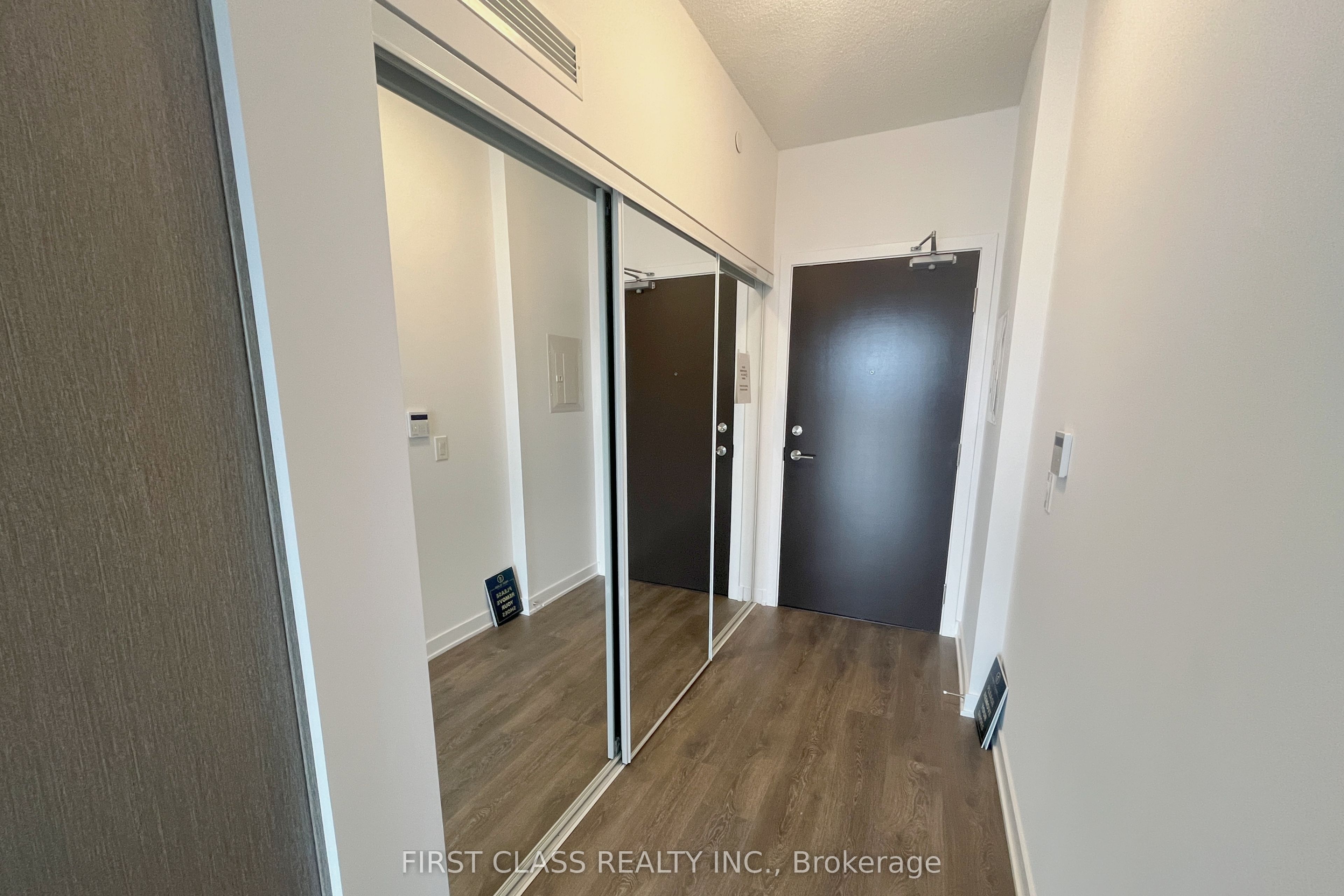 60 Honeycrisp Crescent 907, Vaughan, ON L4K 5Z8 photo 4