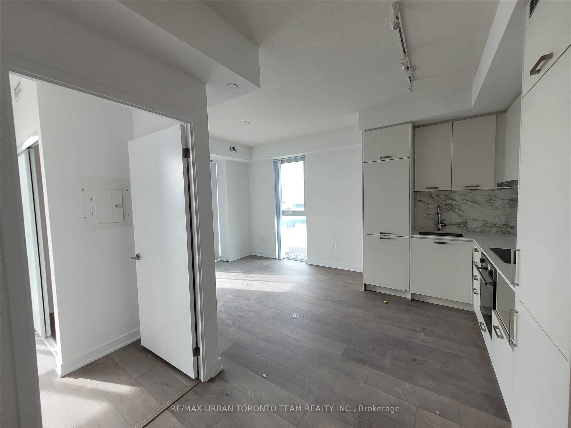 38 Honeycrisp Crescent 1805, Vaughan, ON L4K 0M7 photo 3