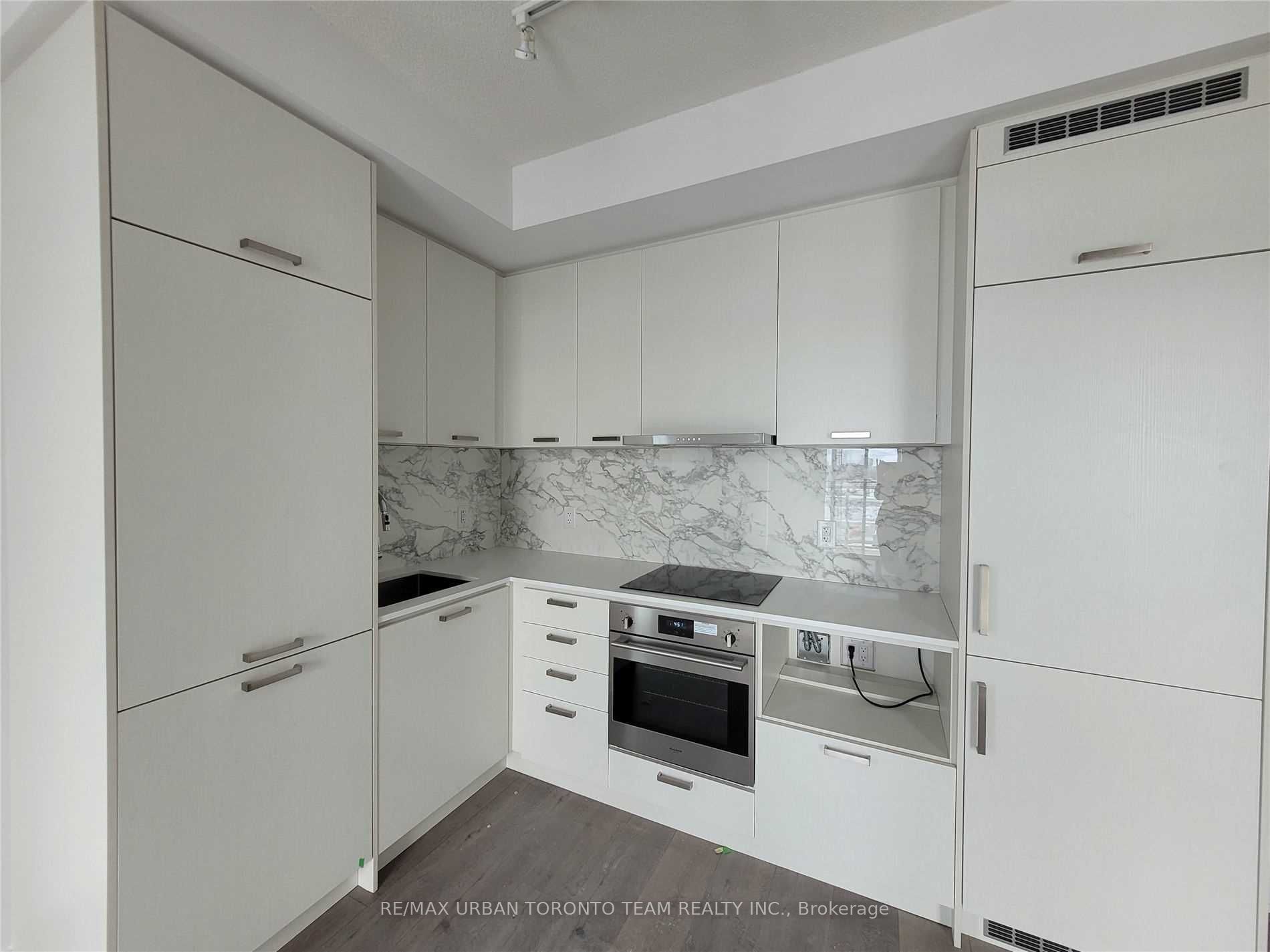 38 Honeycrisp Crescent 1805, Vaughan, ON L4K 0M7 photo 4