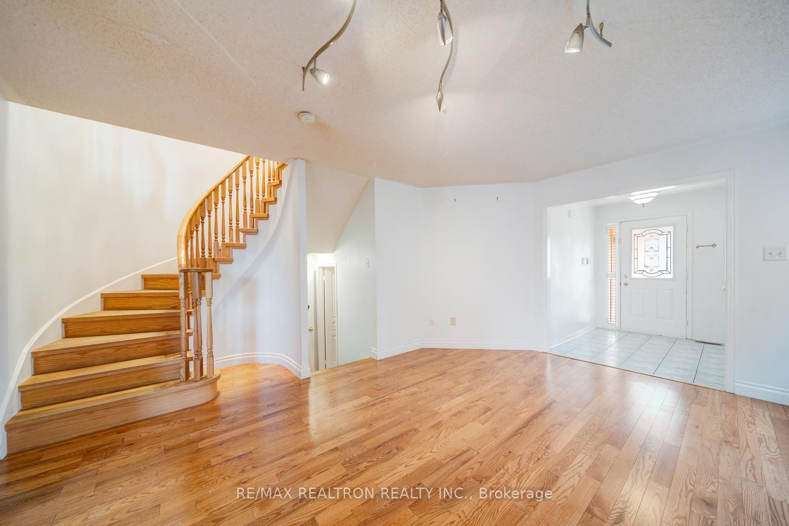 60 Harmony Road, Vaughan, ON L4K 5G4 photo 3