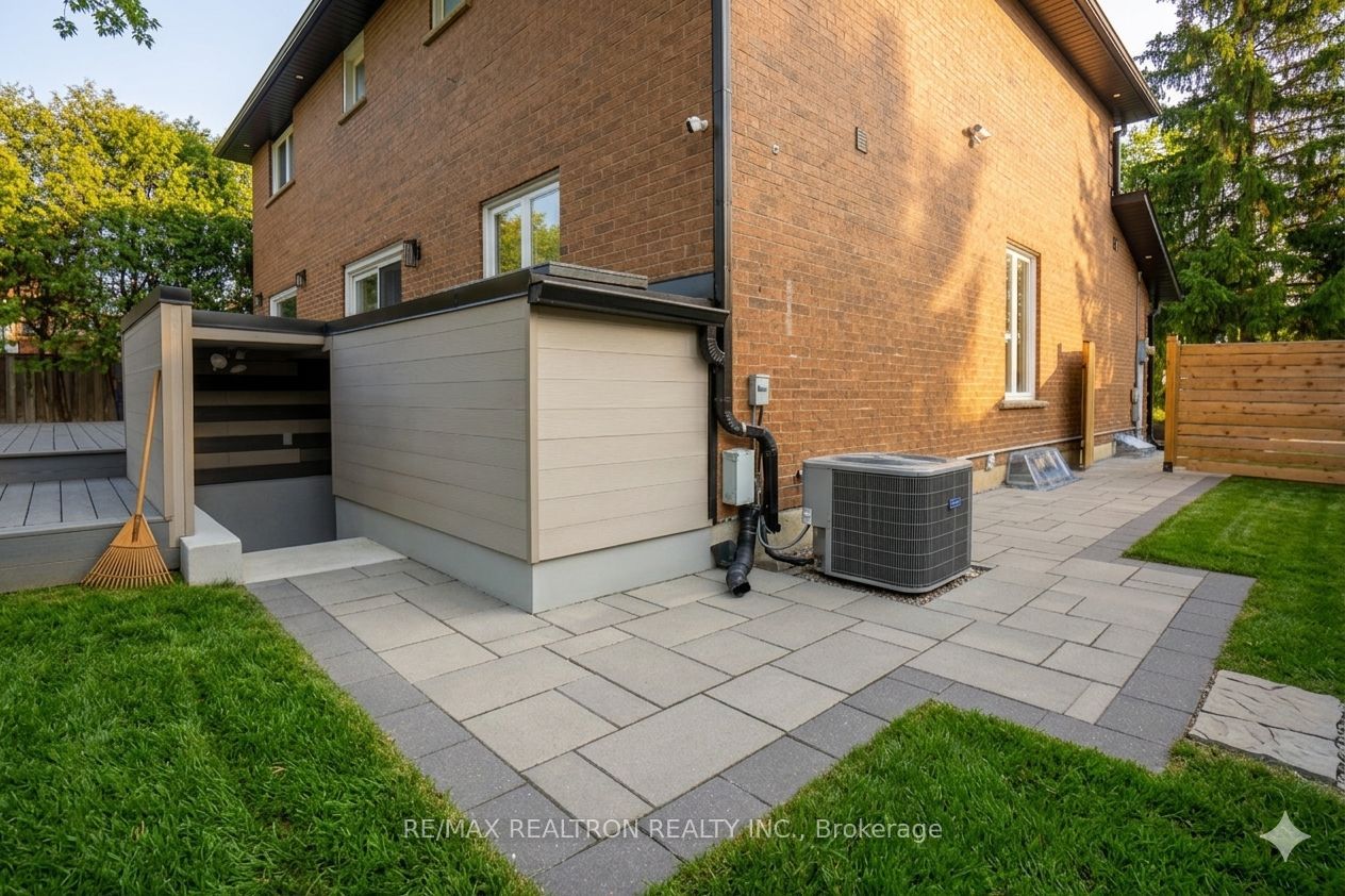 3 Evergreen Crescent Lower, Markham, ON L3T 5V8 photo 2