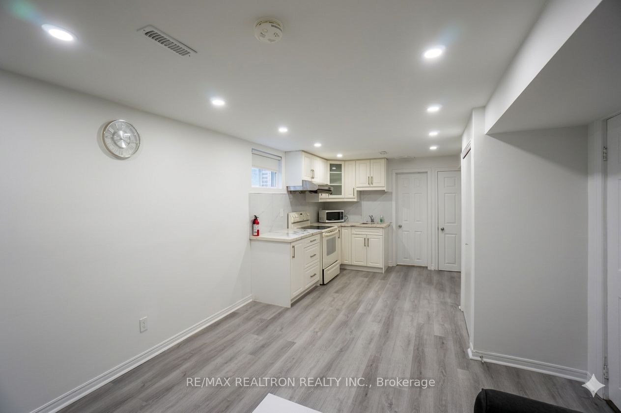 3 Evergreen Crescent Lower, Markham, ON L3T 5V8 photo 3