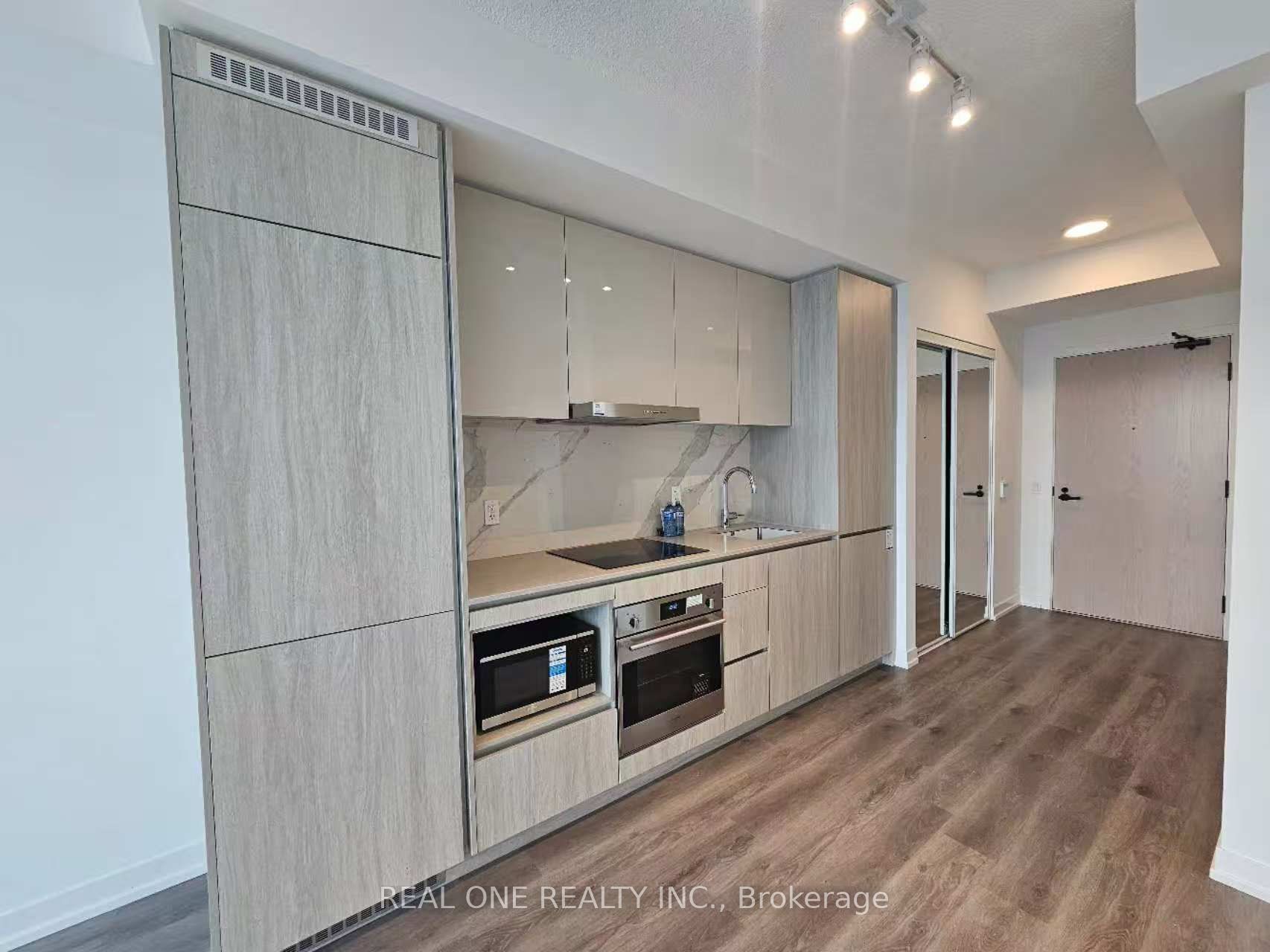 28 Interchange Way 3908, Vaughan, ON L4K 0P8 photo 4