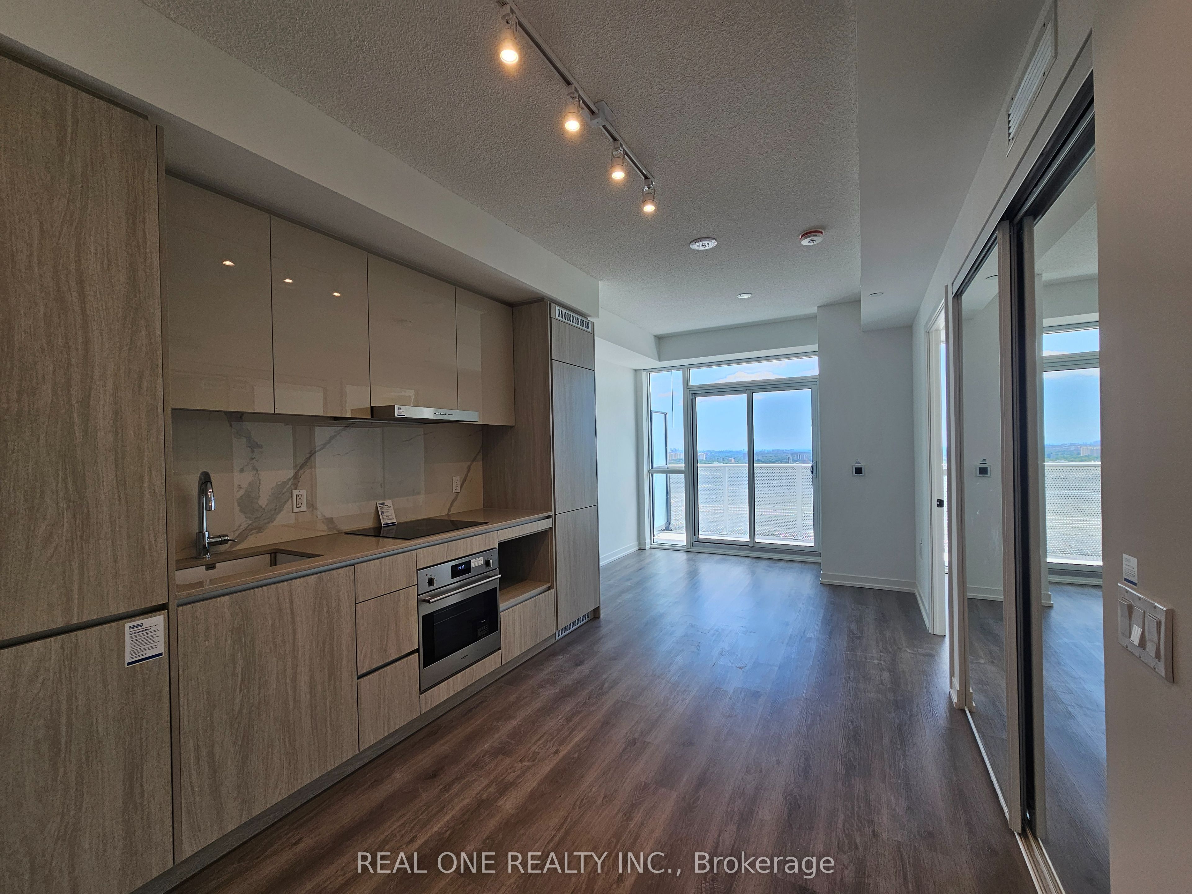 28 Interchange Way 3611, Vaughan, ON L4K 0P8 photo 4
