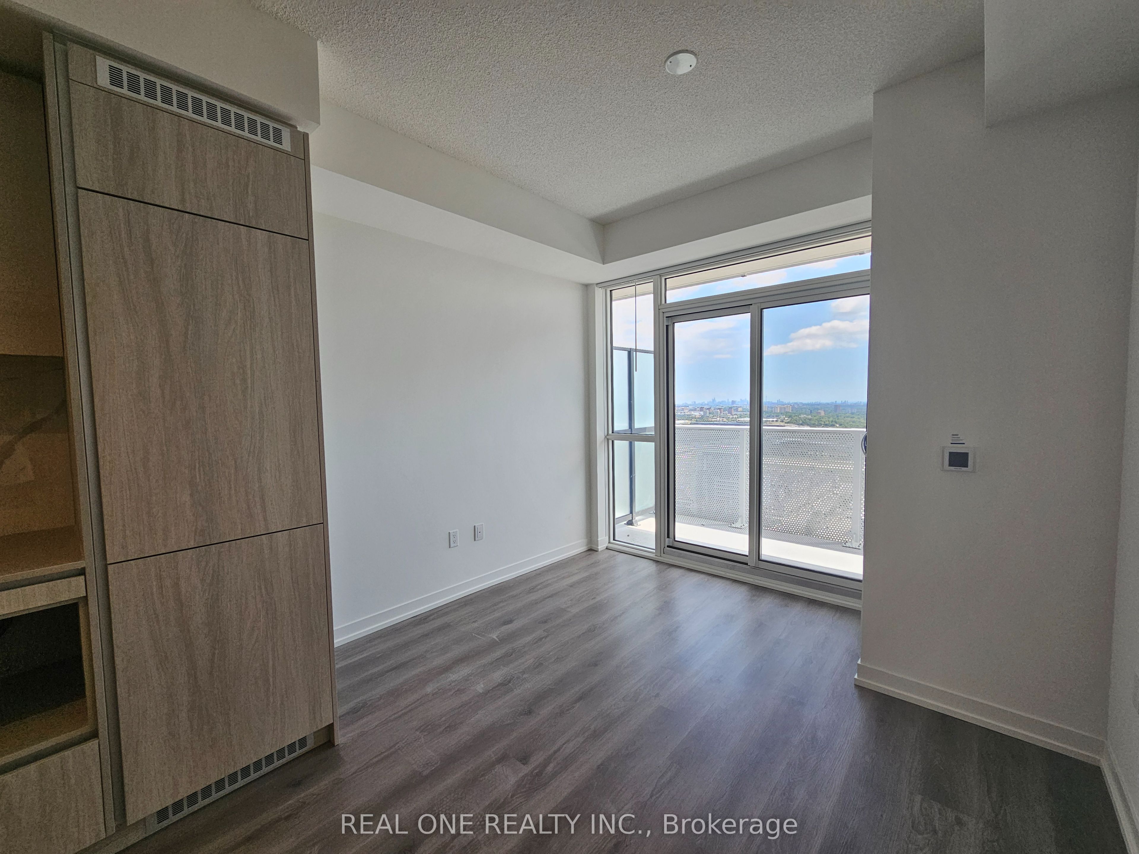 28 Interchange Way 3611, Vaughan, ON L4K 0P8 photo 5