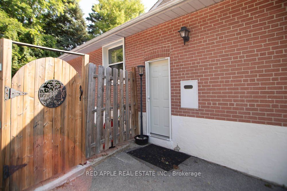 126 LONGFORD Drive, Newmarket, ON L3Y 2Y5 photo 2