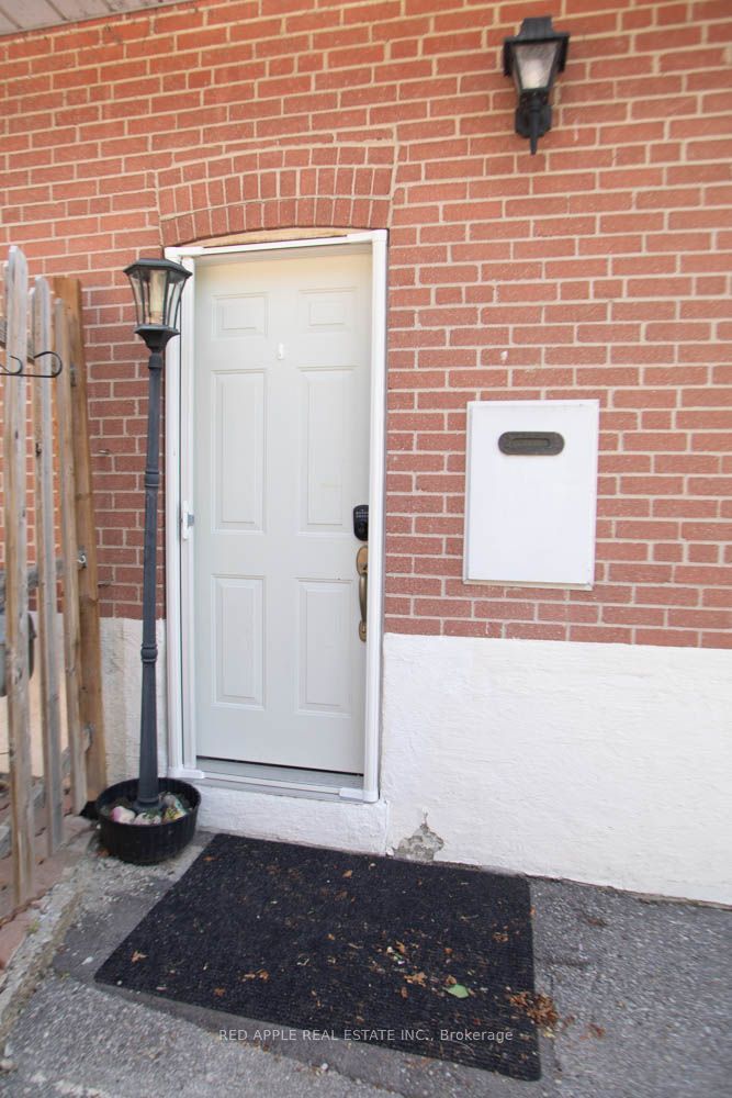 126 LONGFORD Drive, Newmarket, ON L3Y 2Y5 photo 3