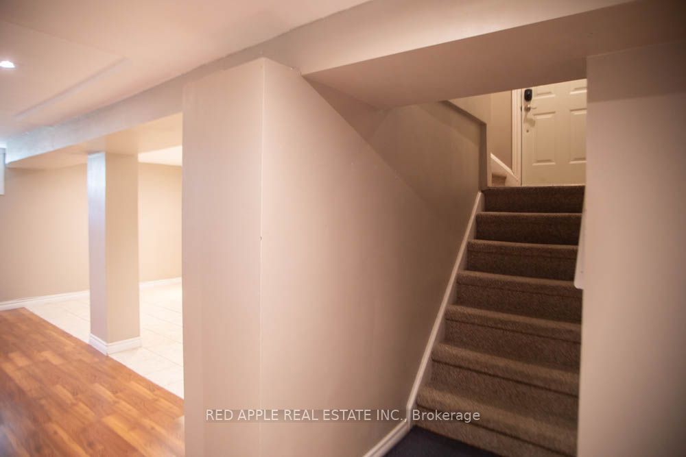 126 LONGFORD Drive, Newmarket, ON L3Y 2Y5 photo 4