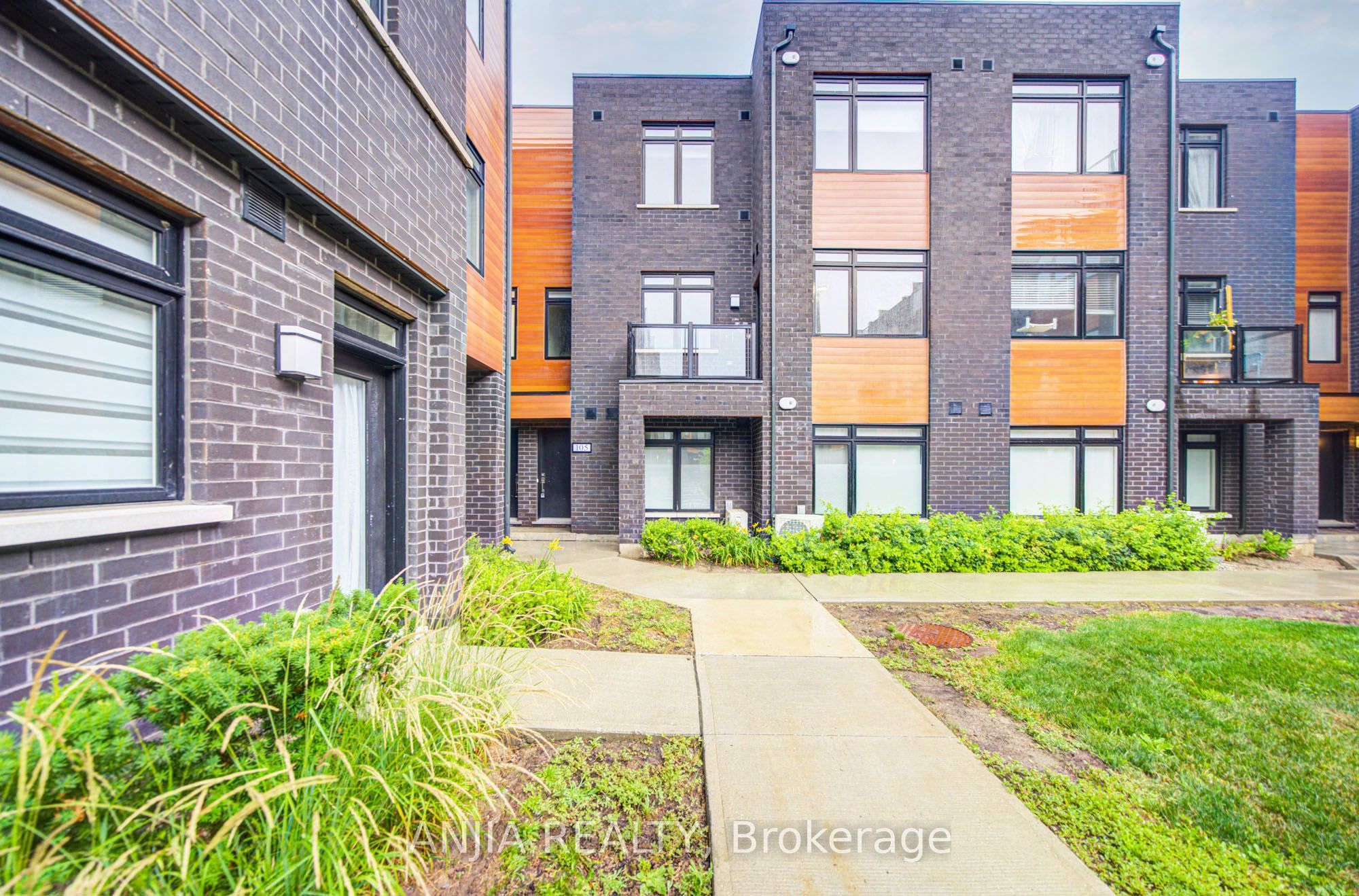 370D Red Maple Road 105, Richmond Hill, ON L4C 5T4