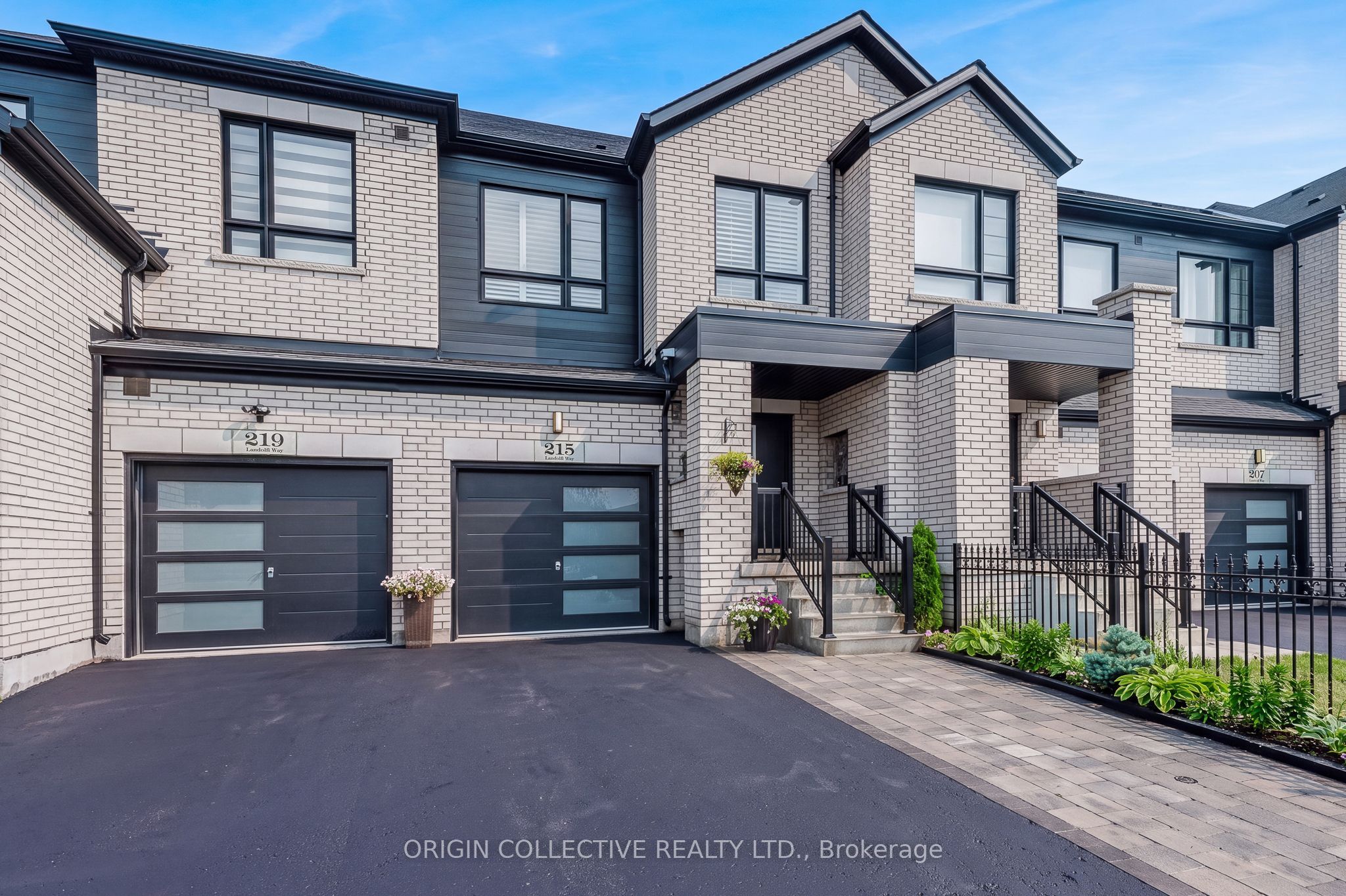 215 Landolfi Way, Bradford West Gwillimbury, ON L3Z 4L7 photo 2