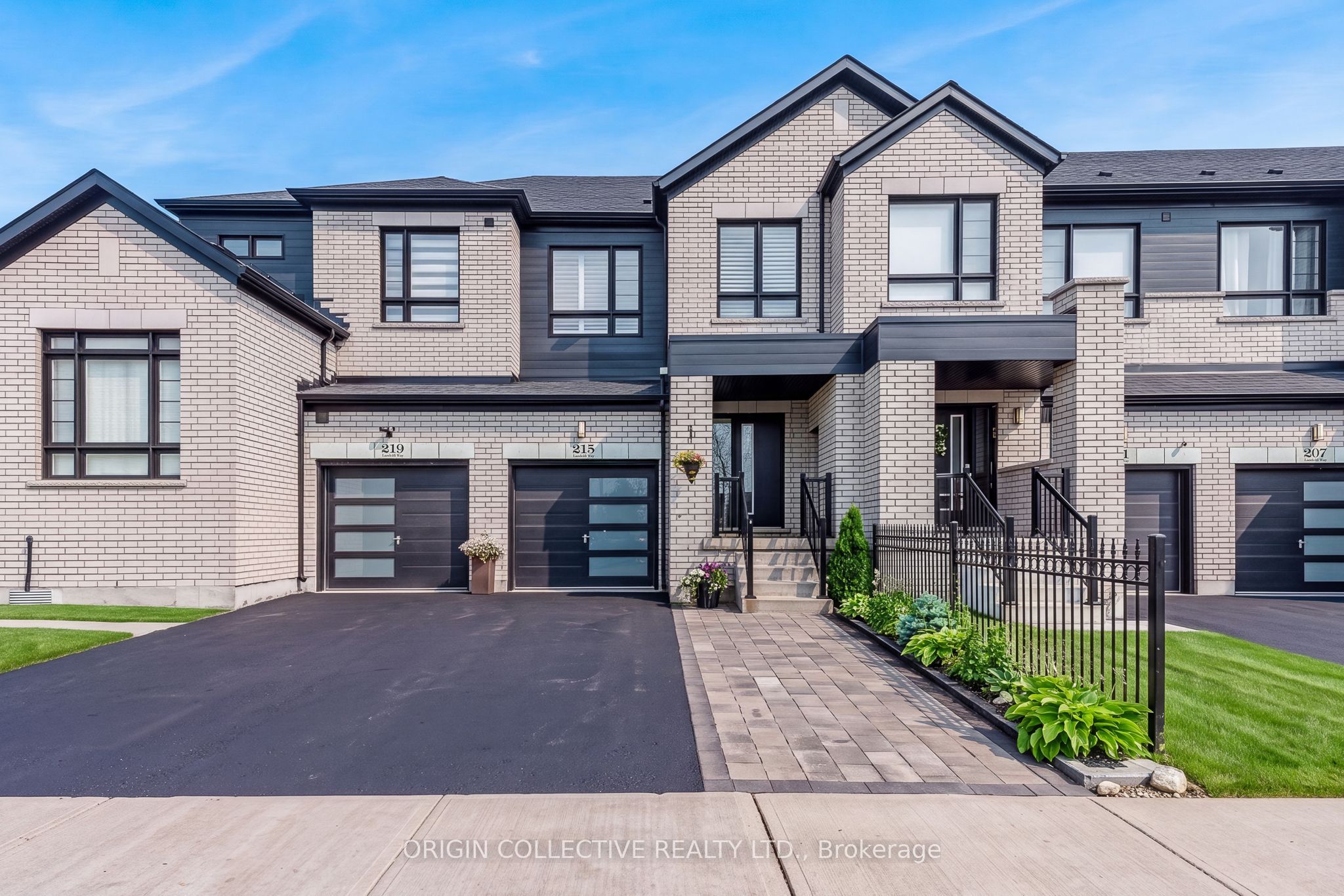 215 Landolfi Way, Bradford West Gwillimbury, ON L3Z 4L7 photo 3