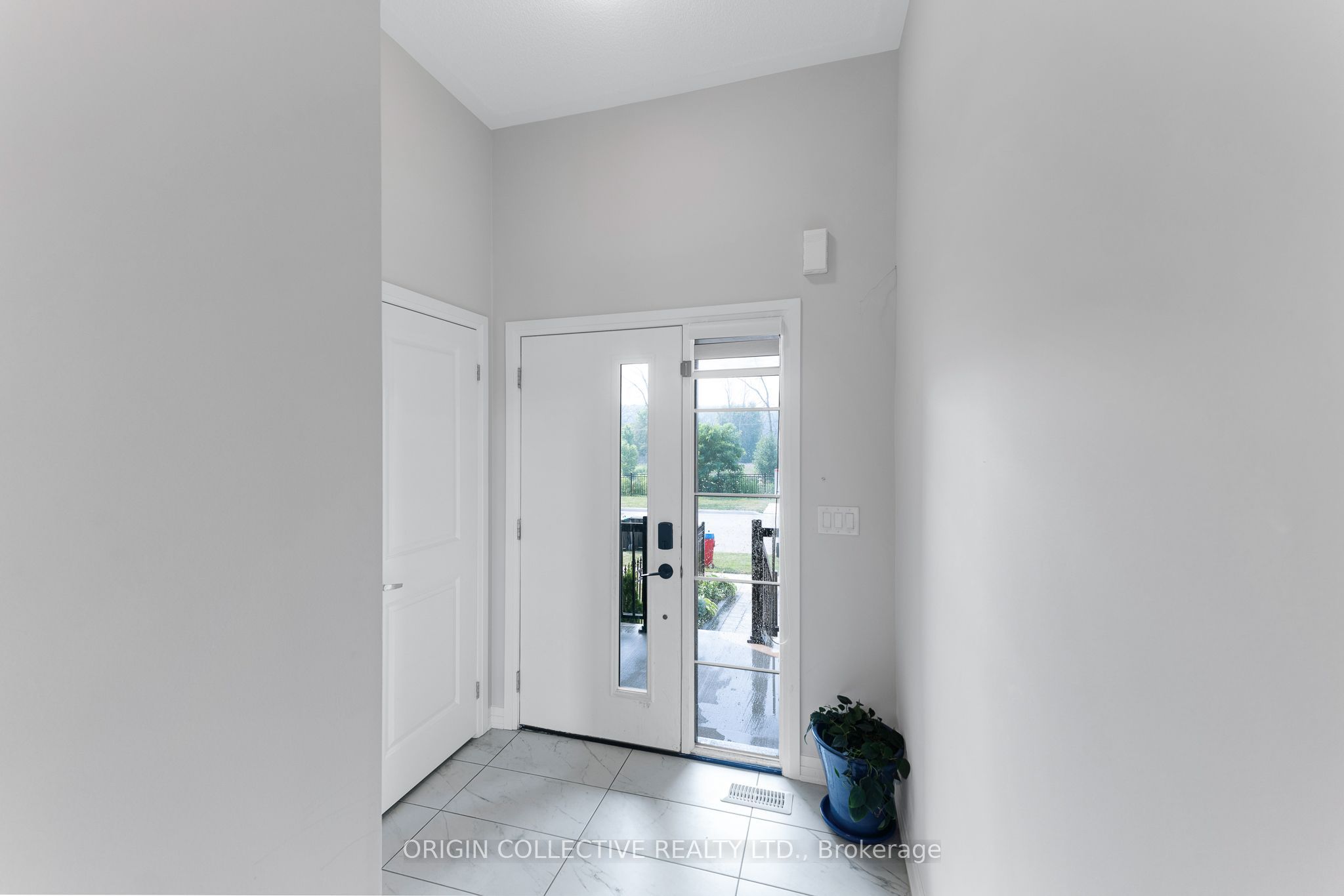 215 Landolfi Way, Bradford West Gwillimbury, ON L3Z 4L7 photo 5
