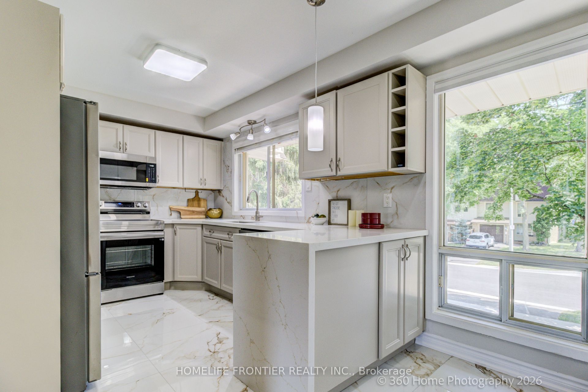 92 Poplar Crescent W, Aurora, ON L4G 3L3 photo 2