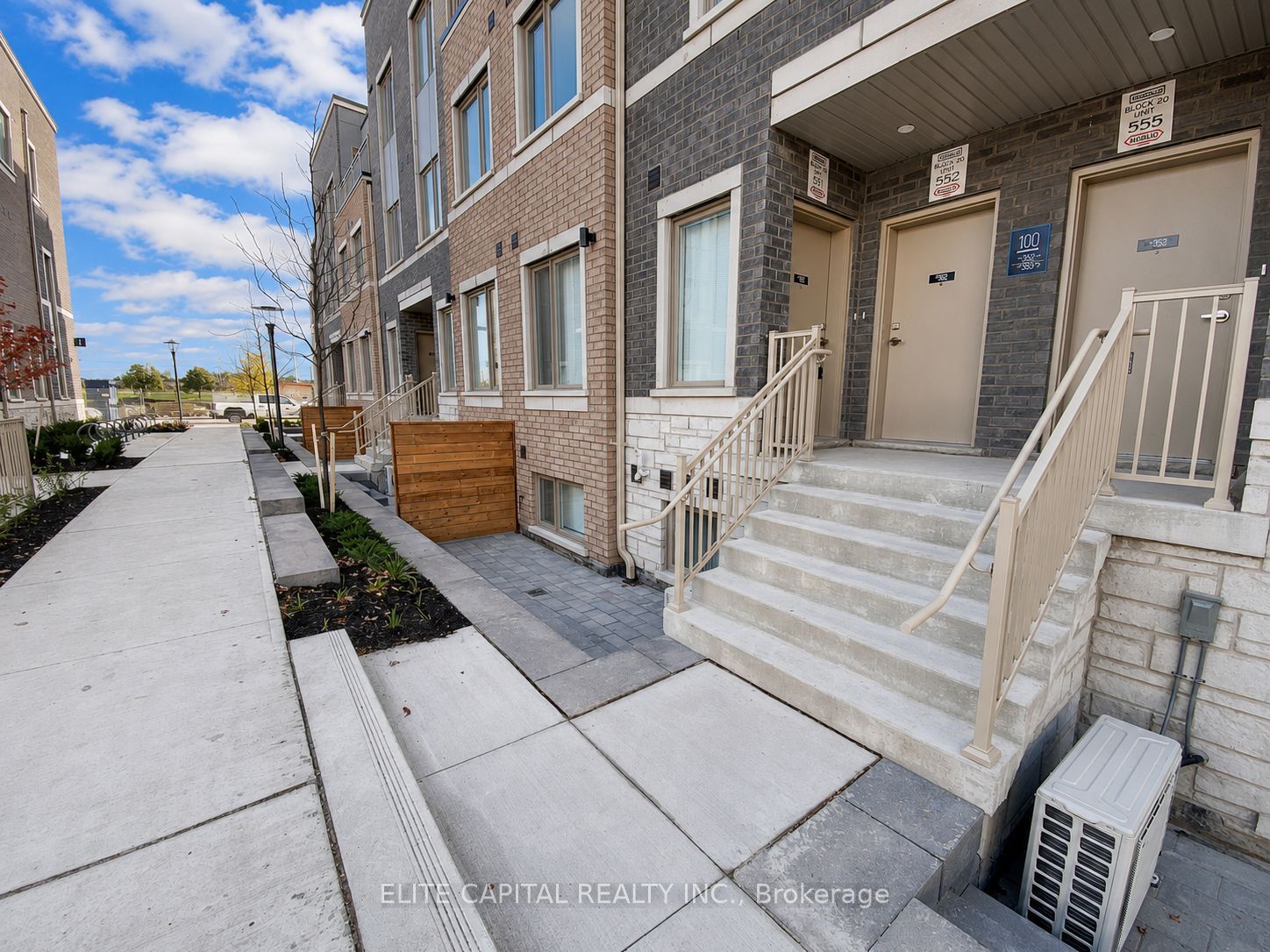 100 Honeycrisp Crescent TH 351, Vaughan, ON L4K 0N7 photo 2