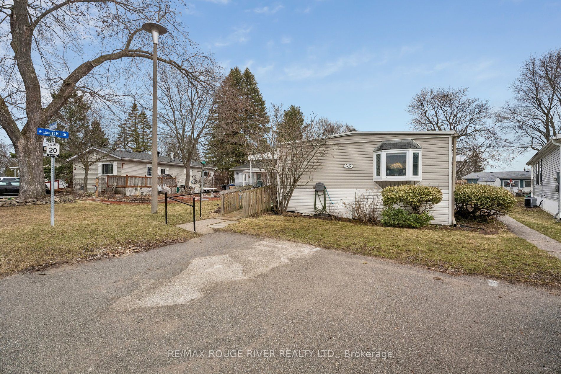 35 Hawthorne Drive, Innisfil, ON L9S 1P1 photo 2