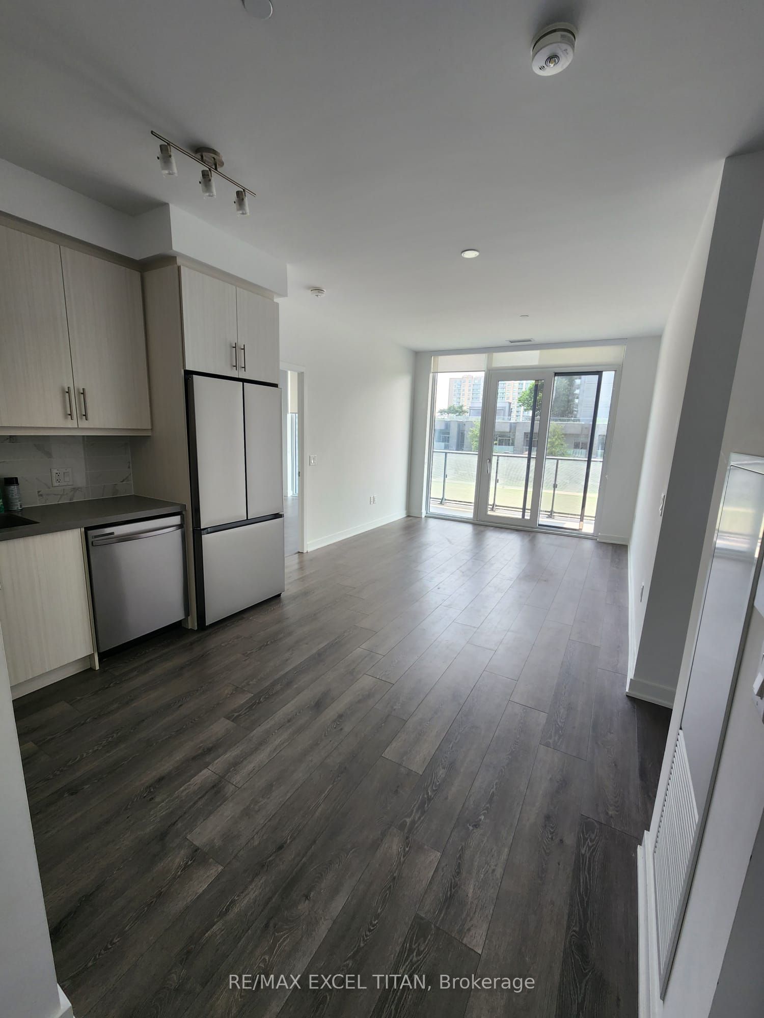 105 Oneida Crescent 206, Richmond Hill, ON L4B 0H6 photo 3