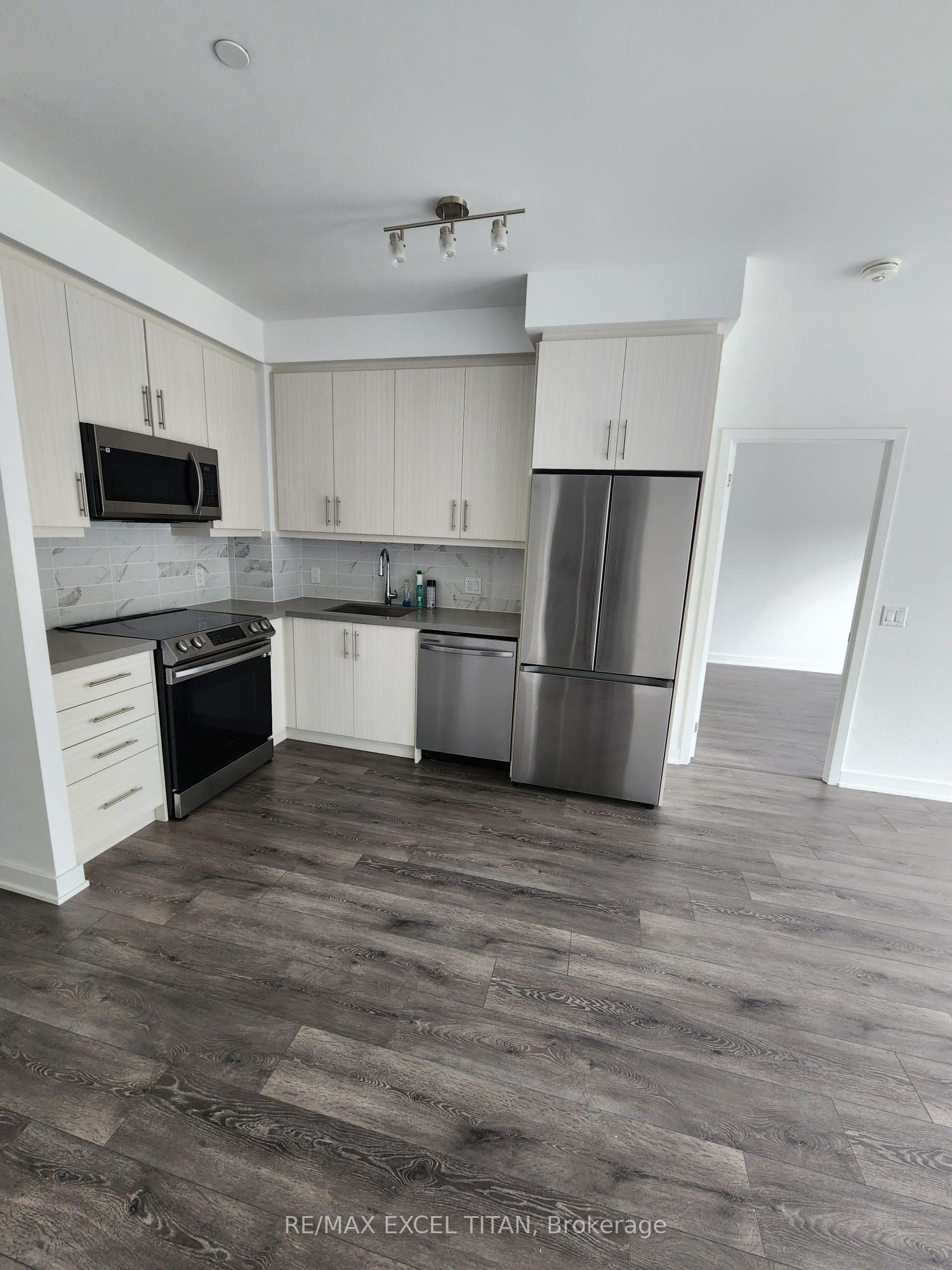 105 Oneida Crescent 206, Richmond Hill, ON L4B 0H6 photo 4