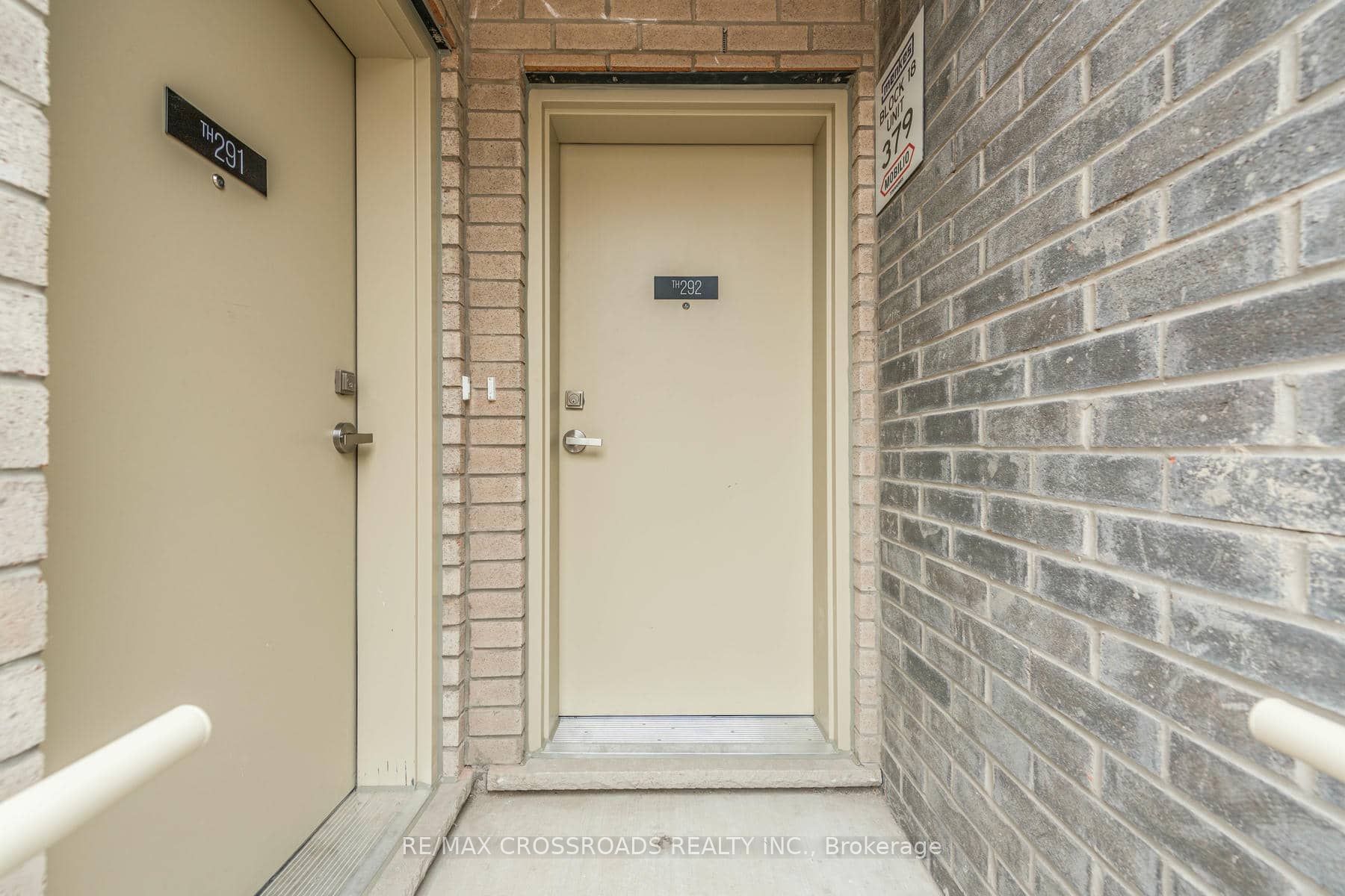140 Honeycrisp Crescent 292, Vaughan, ON L4K 0N7 photo 2