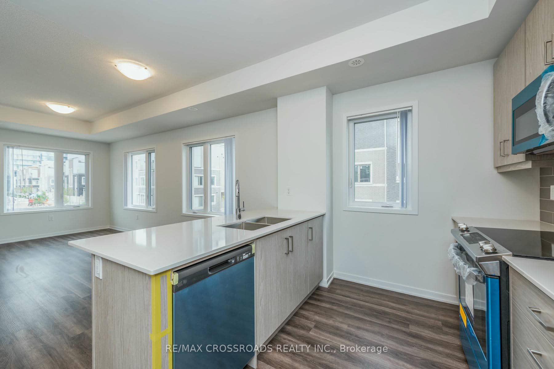 140 Honeycrisp Crescent 292, Vaughan, ON L4K 0N7 photo 5
