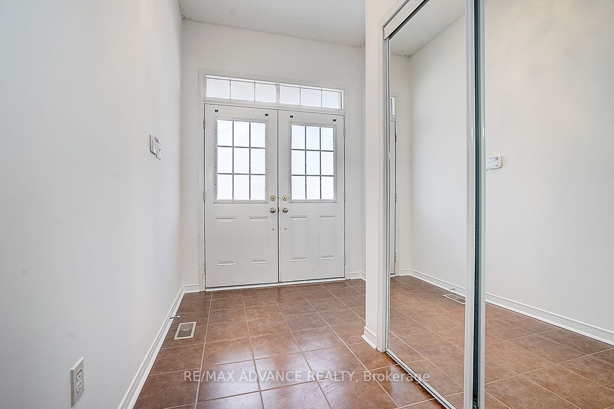 137 Laramie Crescent, Vaughan, ON L6A 0R1 photo 2